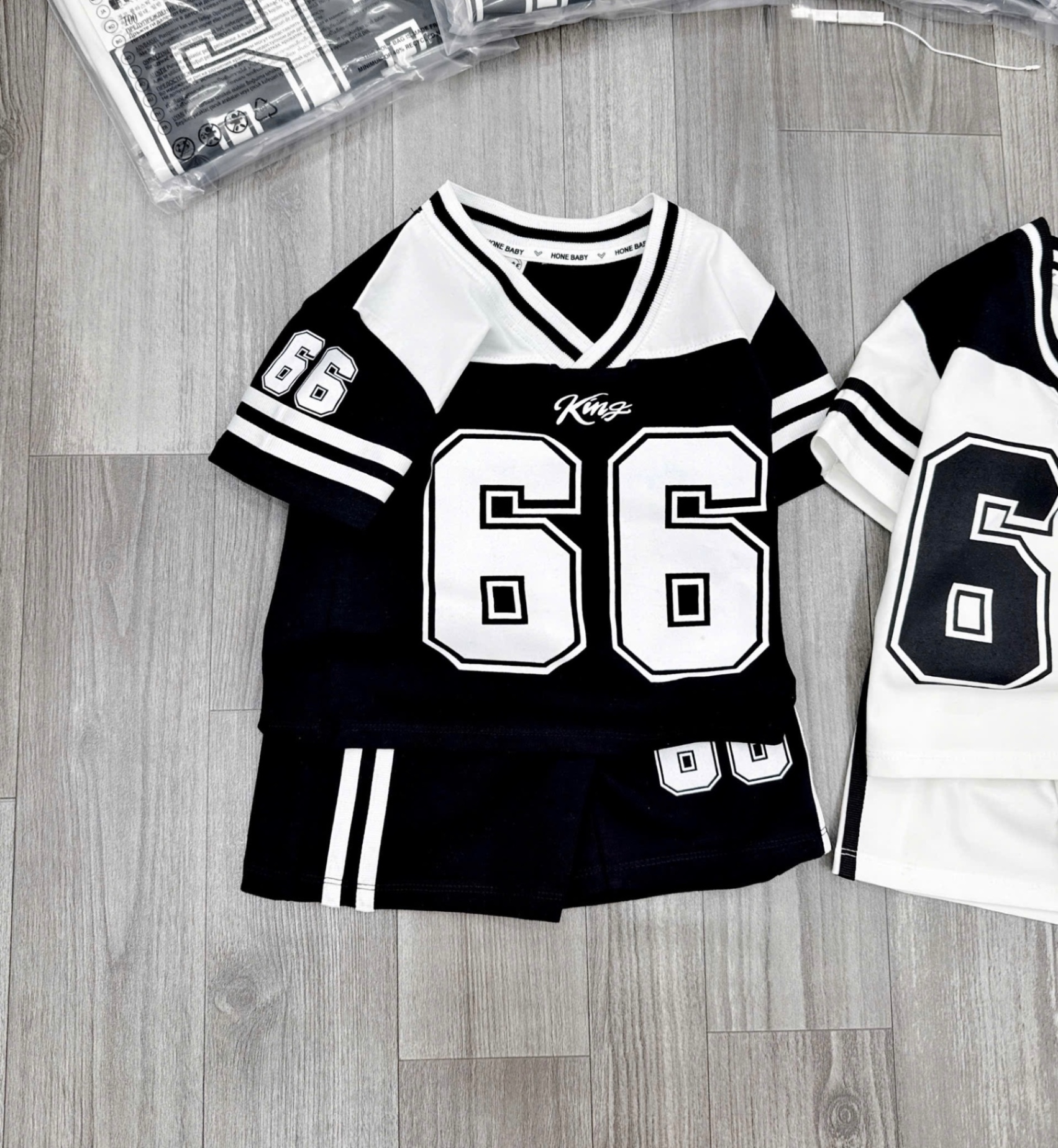 T742 - SET 2 BỘ ĐÙI BÉ TRAI CỔ V PHỐI ĐEN TRẮNG 66