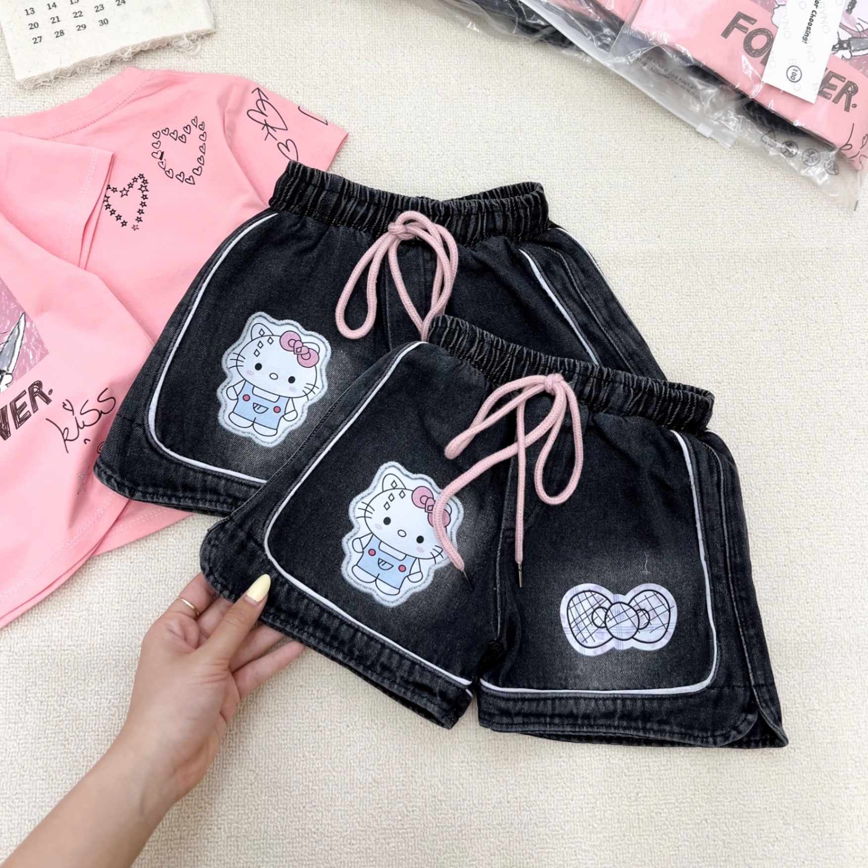 G641 - SET BÉ GÁI ÁO HỒNG KITTY QUẦN BÒ XÁM