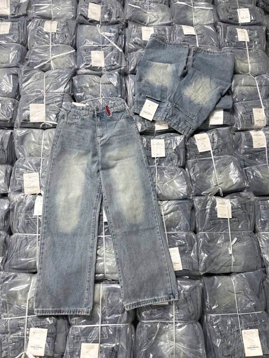 QNU605 - QUẦN JEANS SUÔNG XANH PHỐI GẤU CẠP ĐỎ