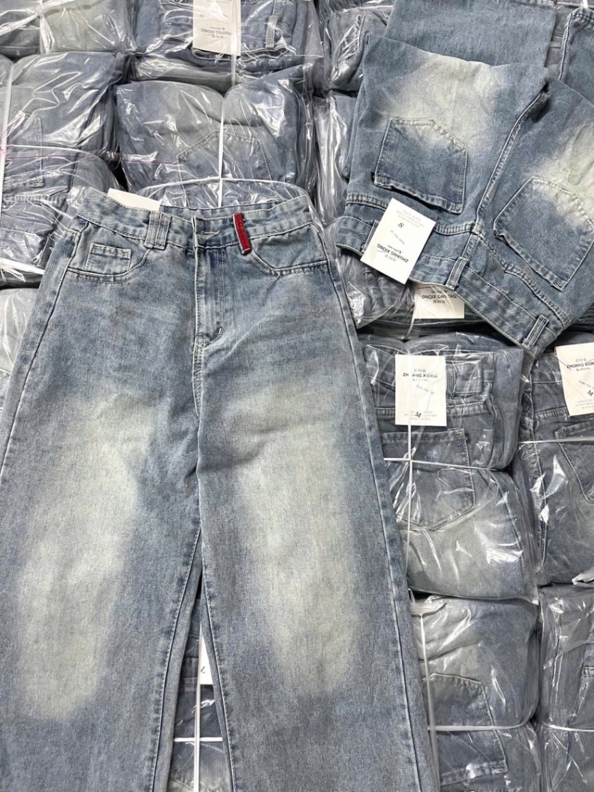 QNU605 - QUẦN JEANS SUÔNG XANH PHỐI GẤU CẠP ĐỎ