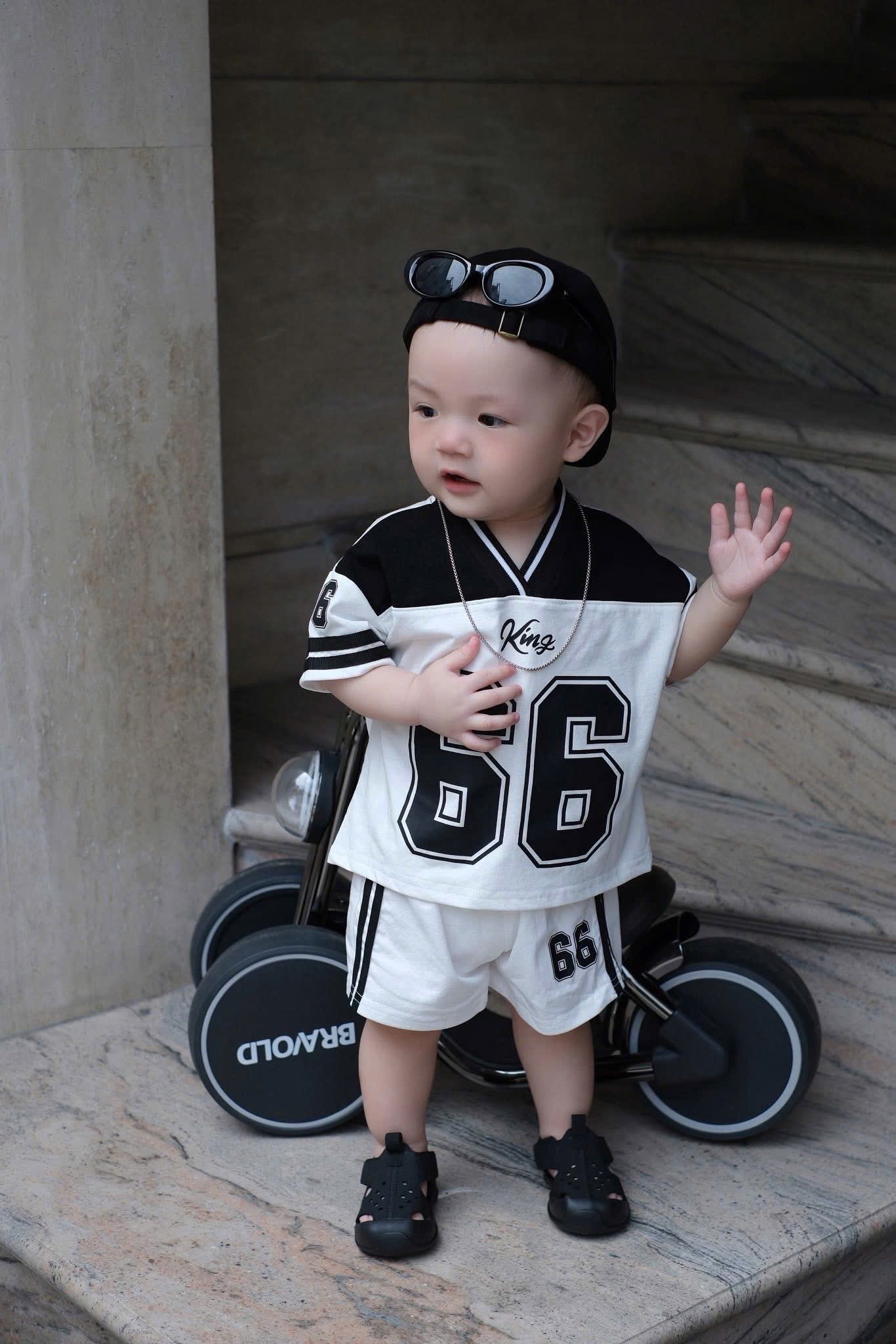 T742 - SET 2 BỘ ĐÙI BÉ TRAI CỔ V PHỐI ĐEN TRẮNG 66