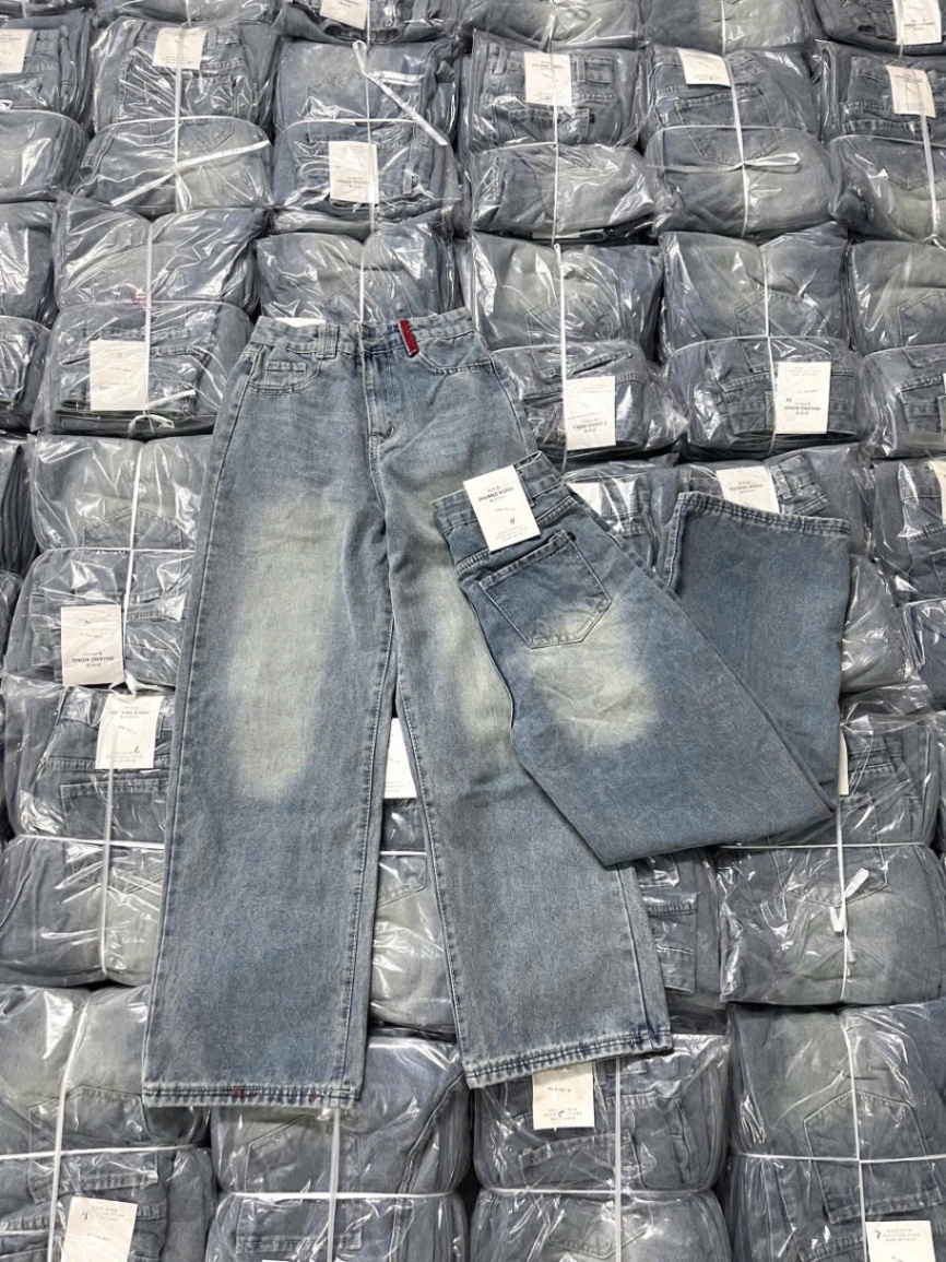QNU605 - QUẦN JEANS SUÔNG XANH PHỐI GẤU CẠP ĐỎ