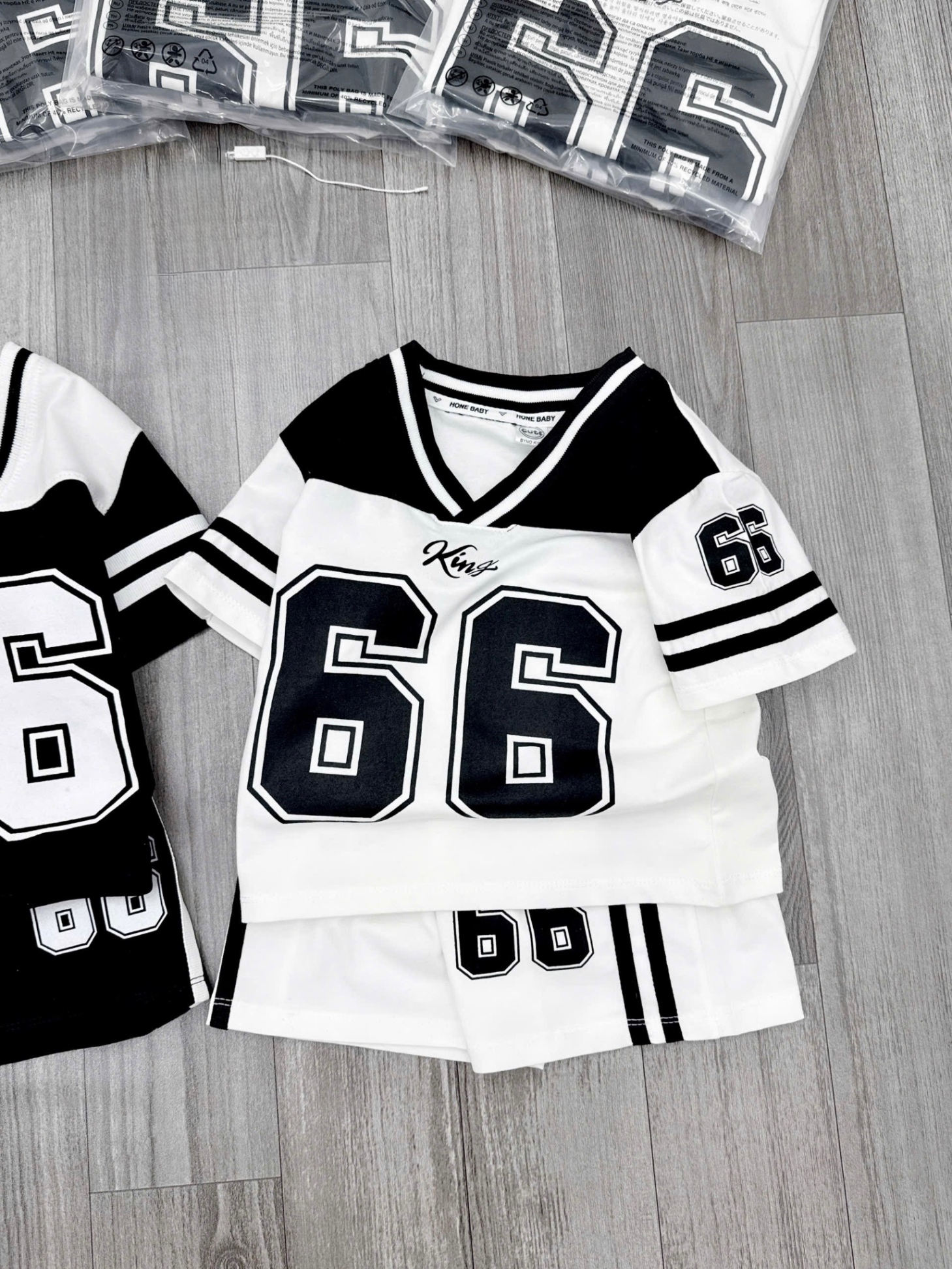 T742 - SET 2 BỘ ĐÙI BÉ TRAI CỔ V PHỐI ĐEN TRẮNG 66