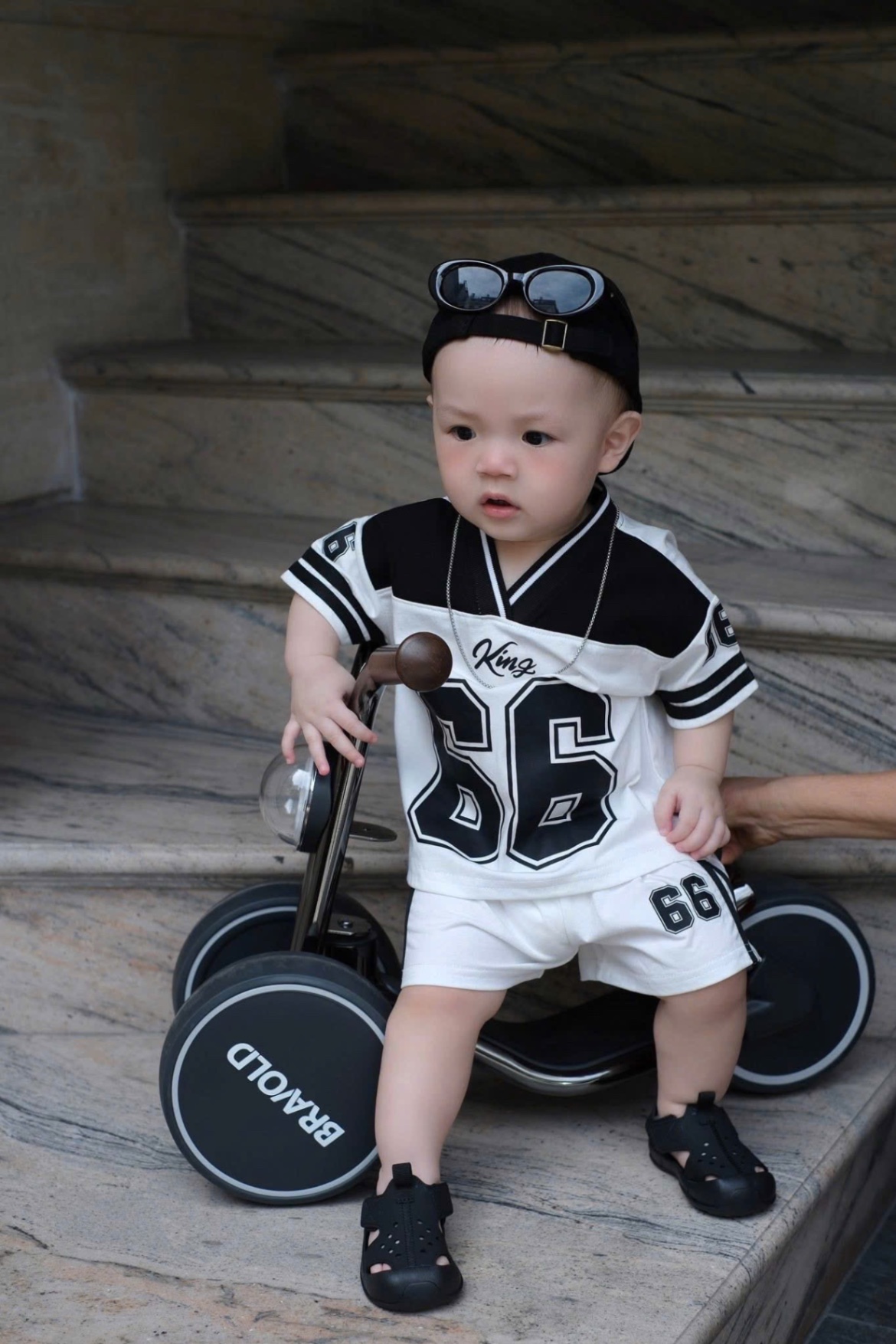 T742 - SET 2 BỘ ĐÙI BÉ TRAI CỔ V PHỐI ĐEN TRẮNG 66