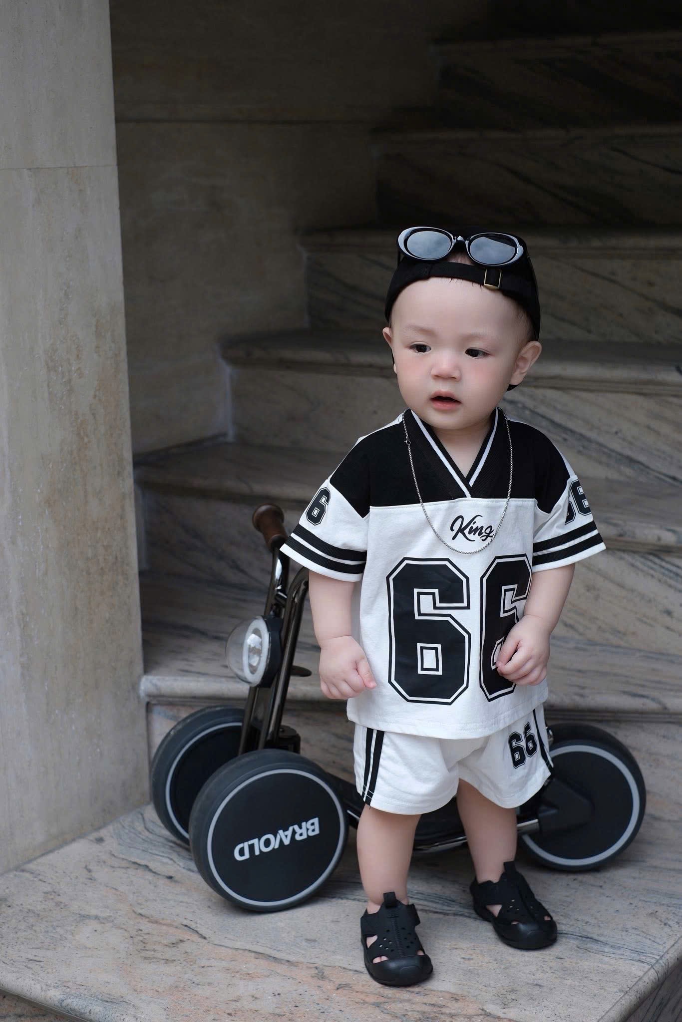 T742 - SET 2 BỘ ĐÙI BÉ TRAI CỔ V PHỐI ĐEN TRẮNG 66