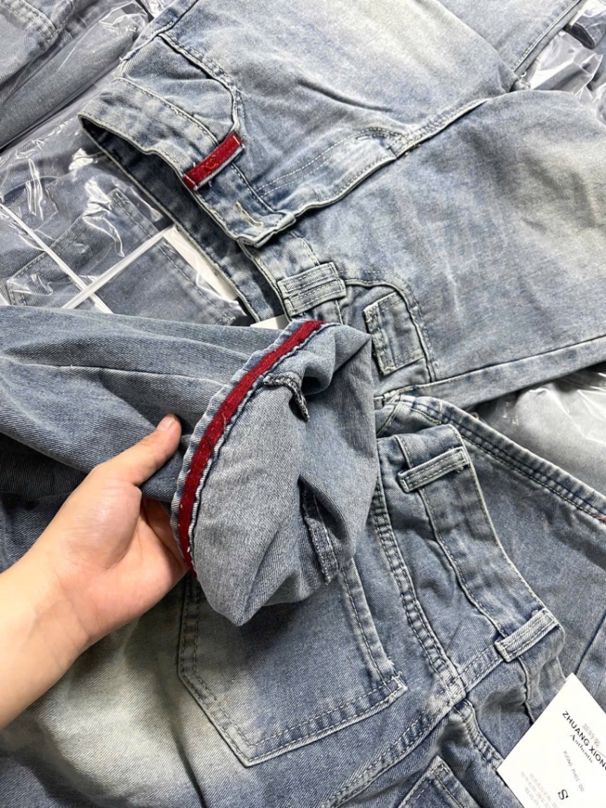 QNU605 - QUẦN JEANS SUÔNG XANH PHỐI GẤU CẠP ĐỎ