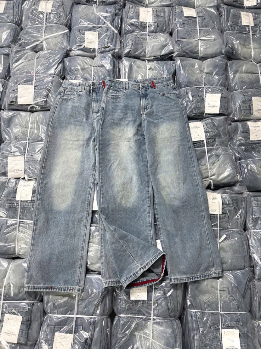 QNU605 - QUẦN JEANS SUÔNG XANH PHỐI GẤU CẠP ĐỎ