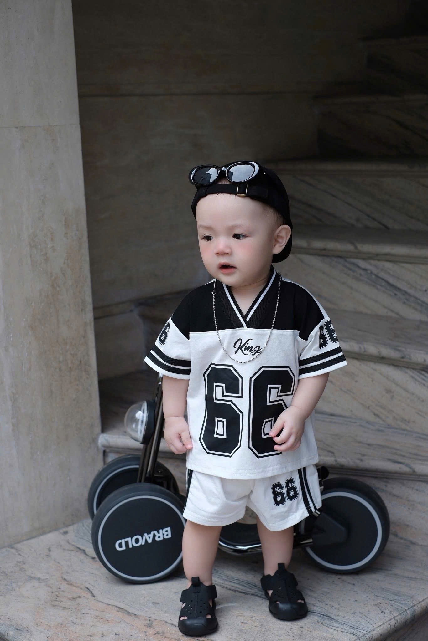 T742 - SET 2 BỘ ĐÙI BÉ TRAI CỔ V PHỐI ĐEN TRẮNG 66