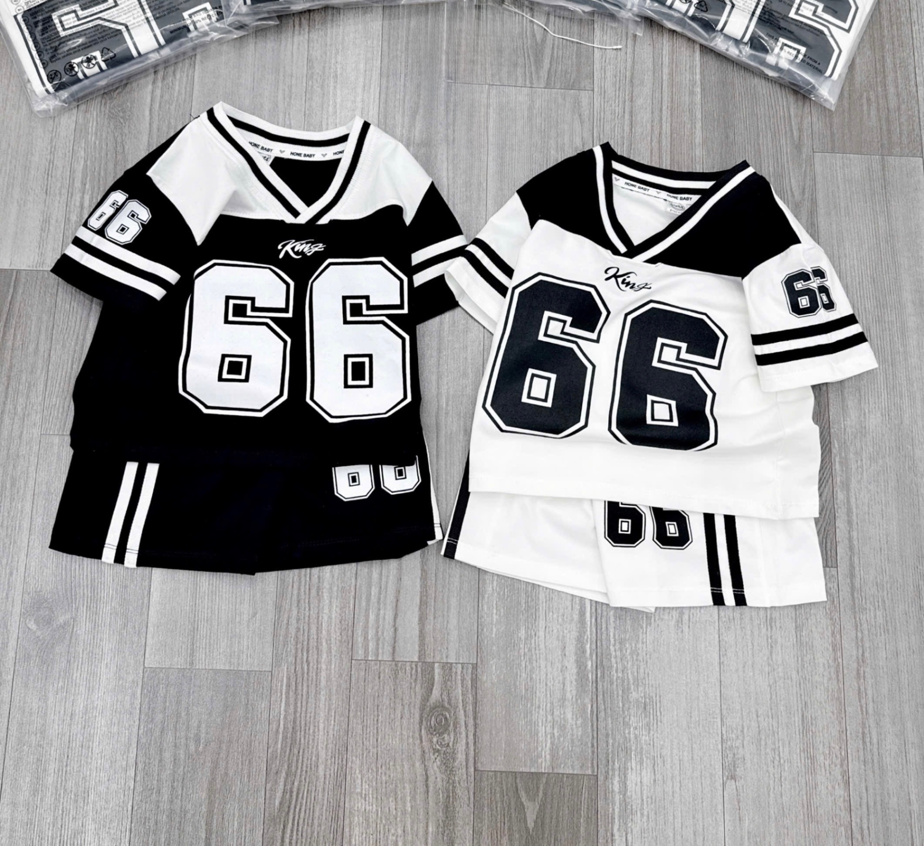 T742 - SET 2 BỘ ĐÙI BÉ TRAI CỔ V PHỐI ĐEN TRẮNG 66