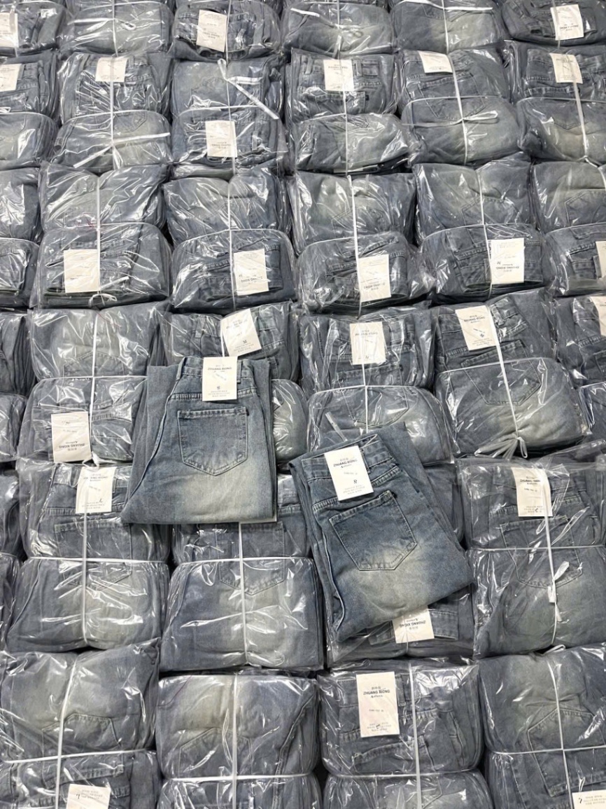 QNU605 - QUẦN JEANS SUÔNG XANH PHỐI GẤU CẠP ĐỎ
