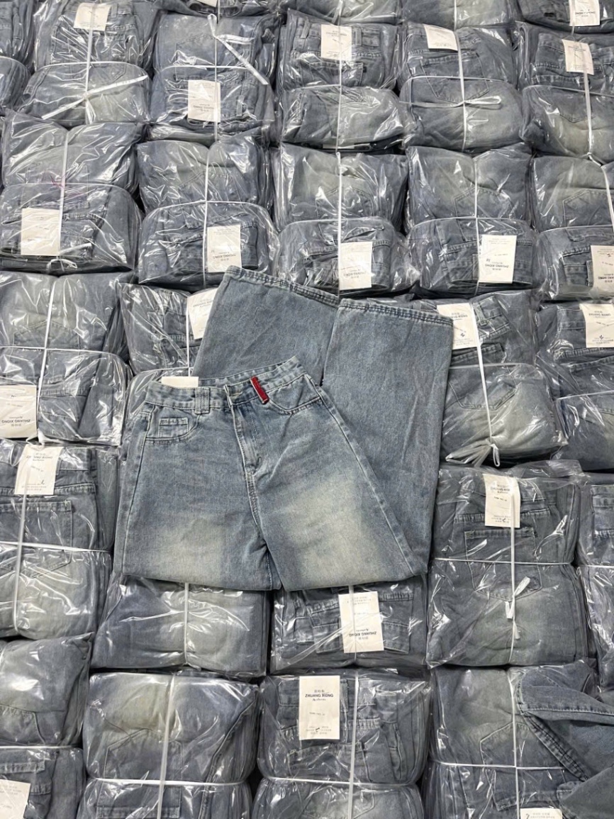 QNU605 - QUẦN JEANS SUÔNG XANH PHỐI GẤU CẠP ĐỎ