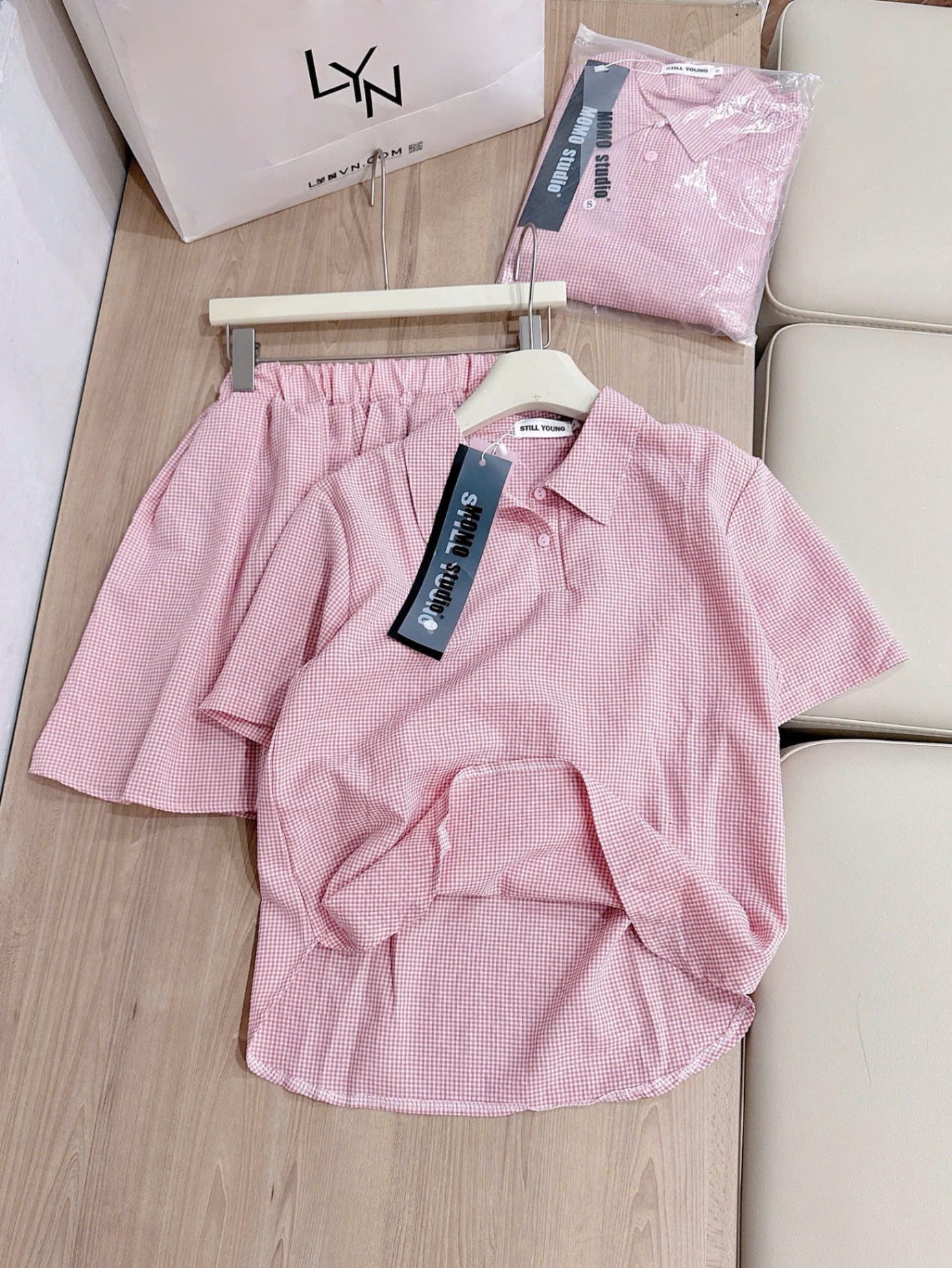 S068 - SET NỮ ÁO CỘC KẺ NHỎ CỔ CÚC CVAY XẾP LI