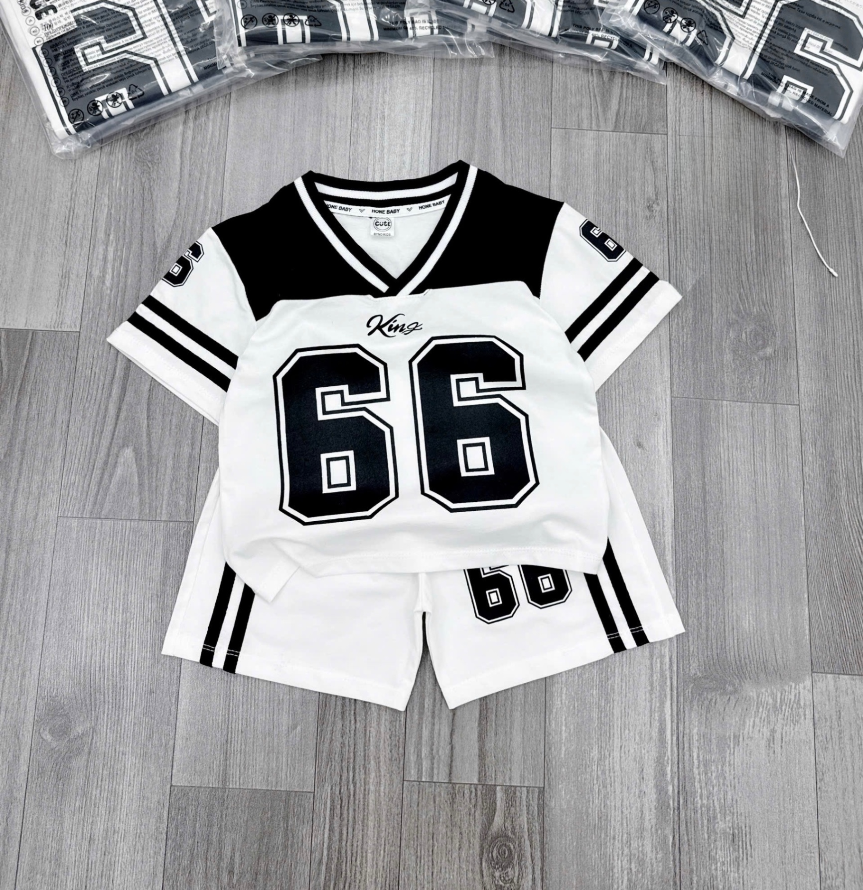 T742 - SET 2 BỘ ĐÙI BÉ TRAI CỔ V PHỐI ĐEN TRẮNG 66