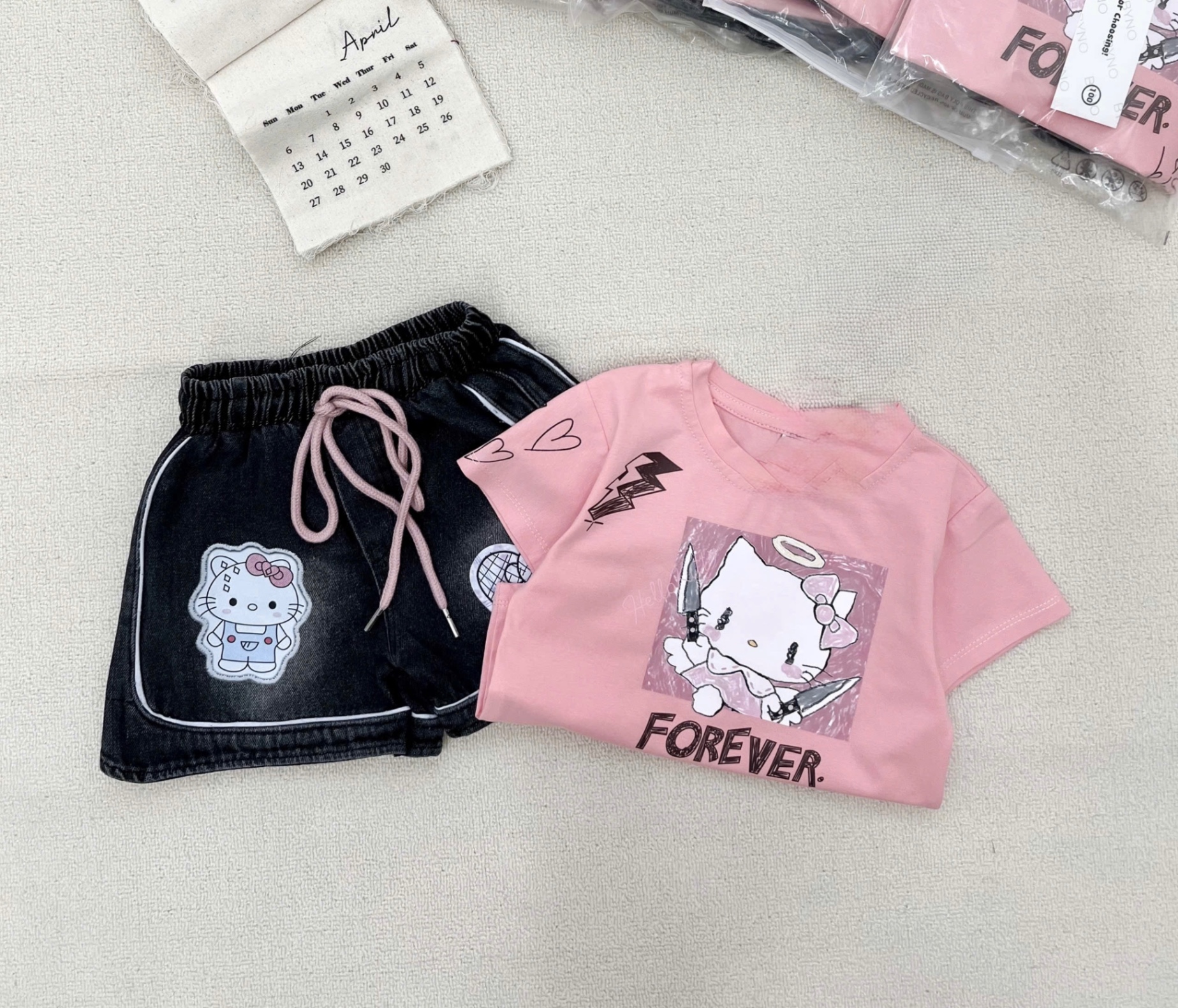 G641 - SET BÉ GÁI ÁO HỒNG KITTY QUẦN BÒ XÁM