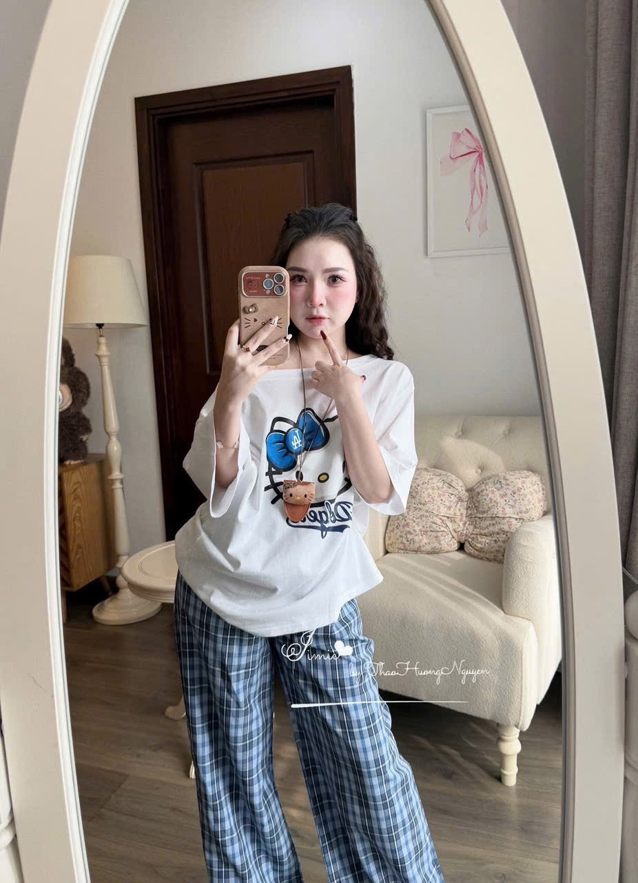 S081 - BỘ NỮ ÁO CỘC TRẮNG KITTY QUẦN SUÔNG XANH KẺ