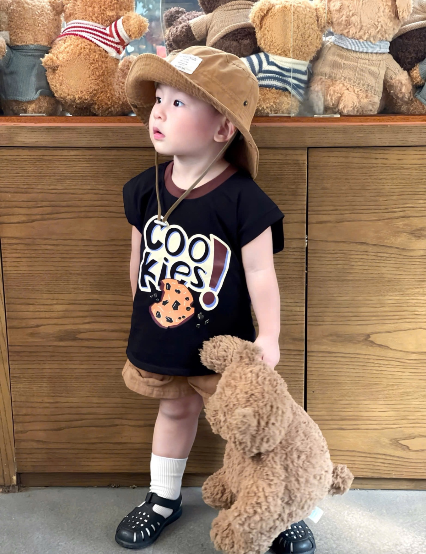 (hàng chờ) T748 - BỘ ĐÙI BÉ TRAI ÁO ĐEN COOKIES QUẦN NÂU TÚI HỘP