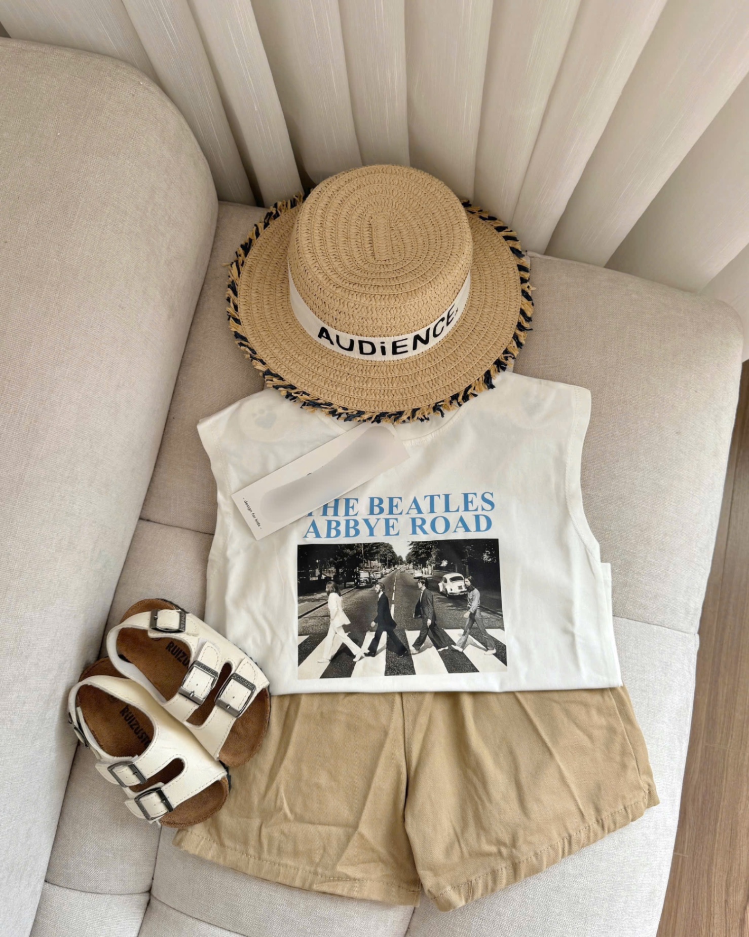 T753 - BỘ ĐÙI BÉ TRAI ÁO TRẮNG SÁT NÁCH BEATLES QUẦN KAKI