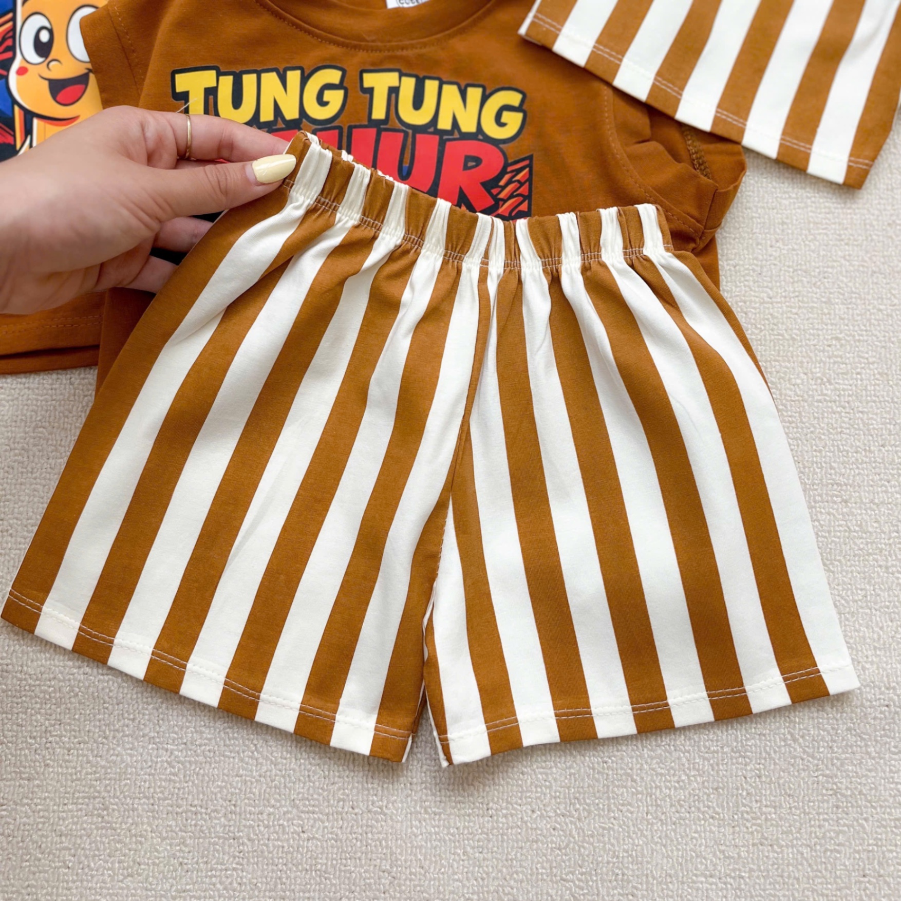T749 - BỘ ĐÙI BÉ TRAI ÁO NÂU TUNG TUNG QUẦN SỌC
