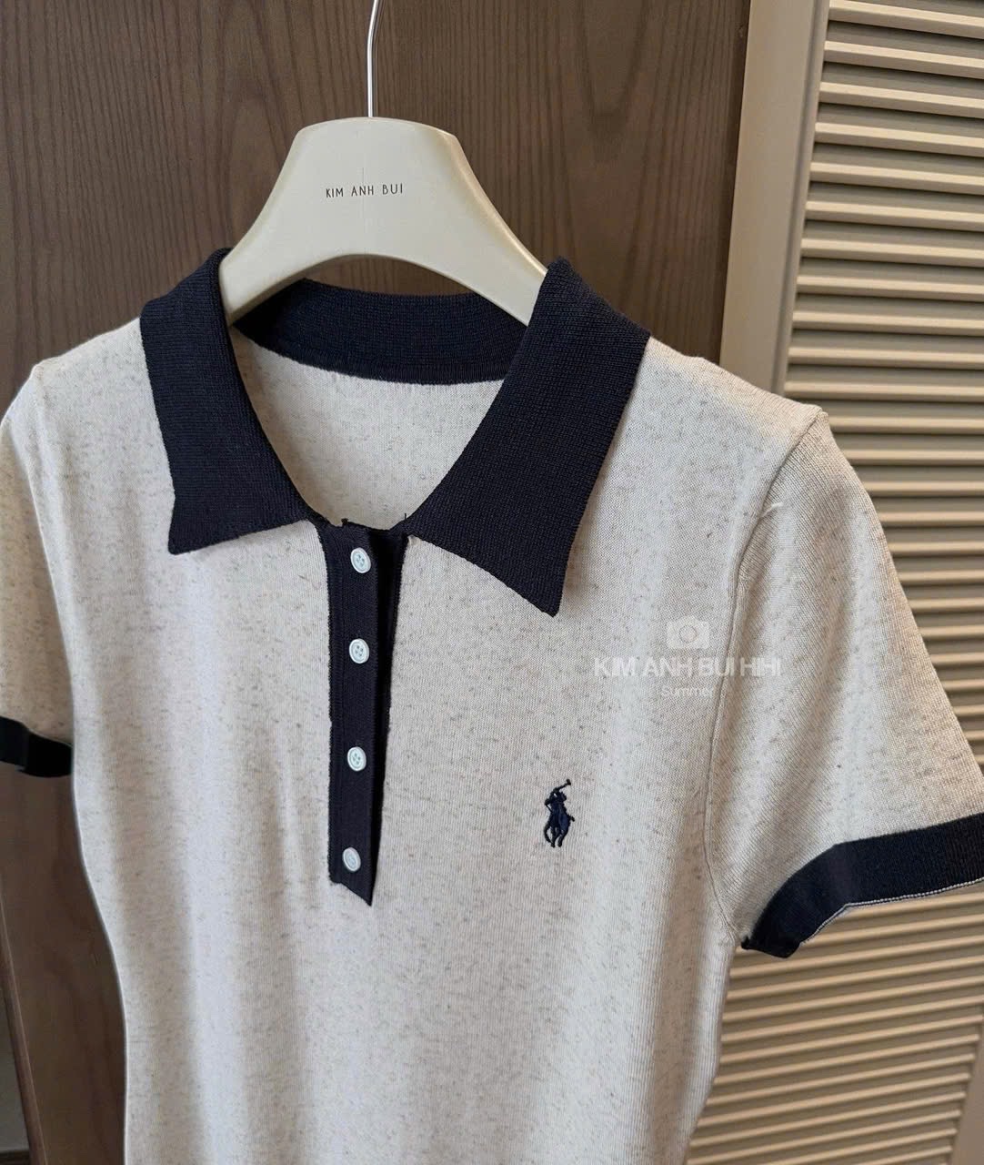 (hàng chờ) V479 - VÁY POLO SUÔNG GHI TIÊU CỔ ĐEN THÊU KỊ SĨ