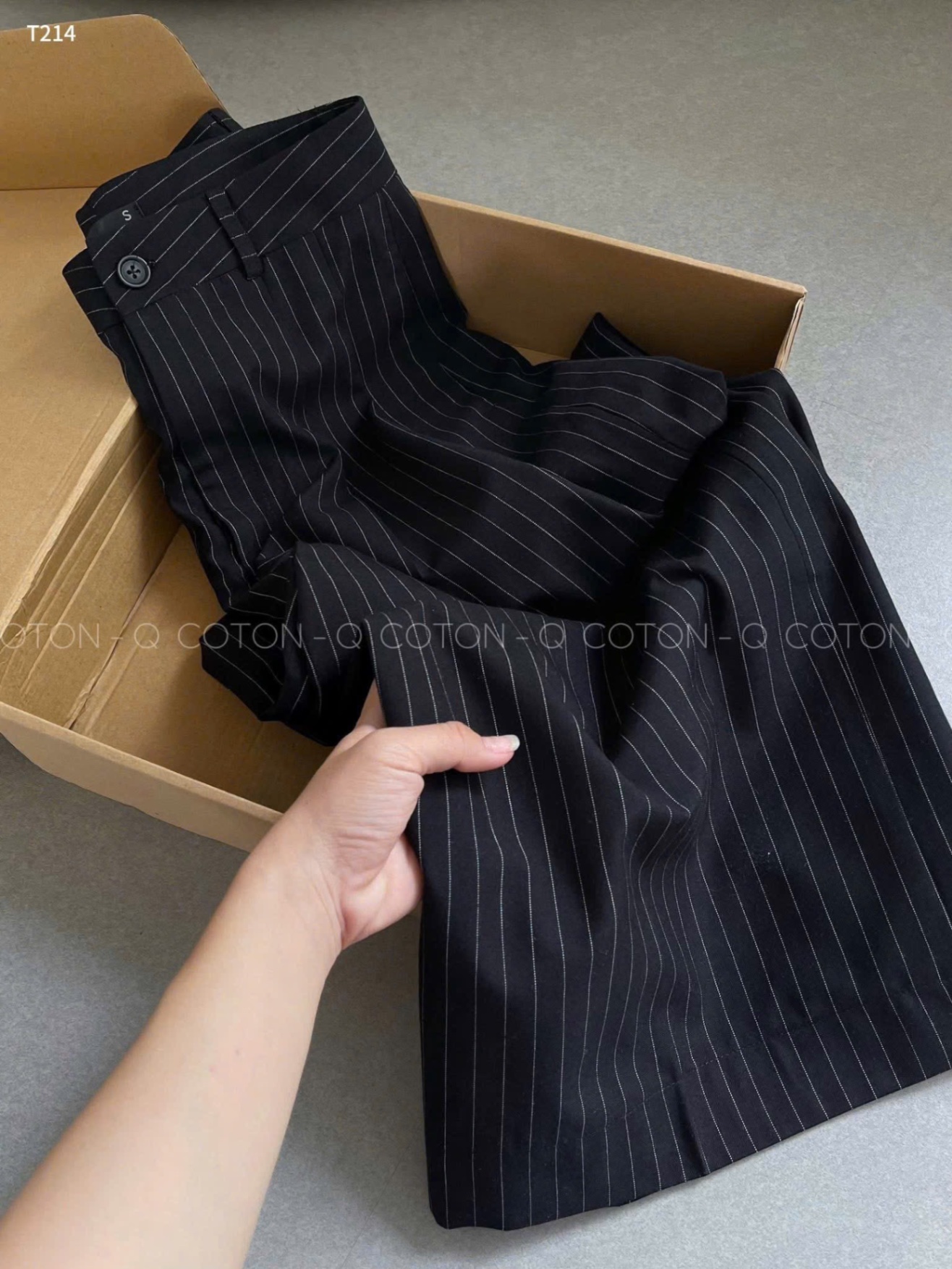 QNU608 - QUẦN VẢI SUÔNG ĐEN SỌC TRẮNG NHỎ