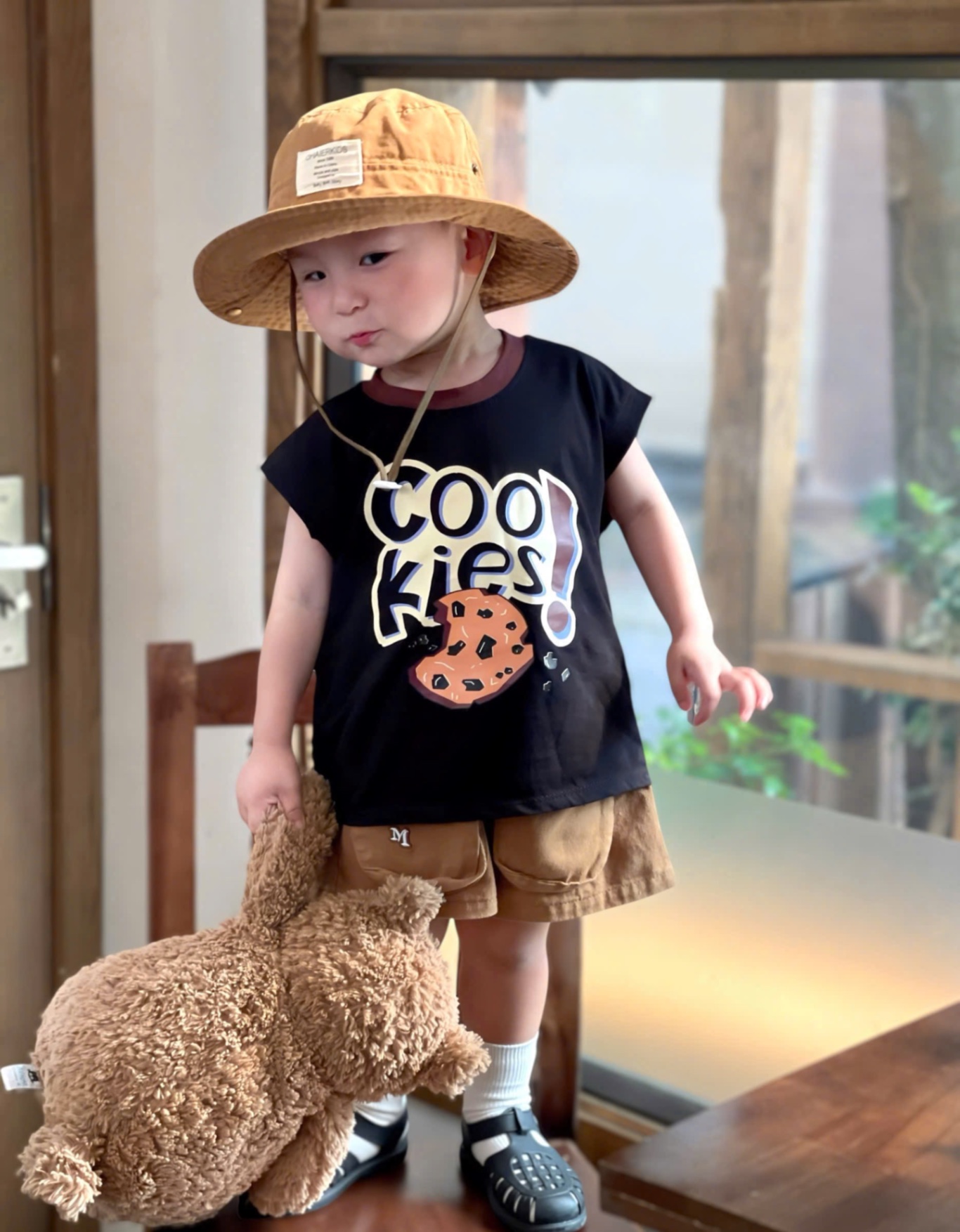 (hàng chờ) T748 - BỘ ĐÙI BÉ TRAI ÁO ĐEN COOKIES QUẦN NÂU TÚI HỘP