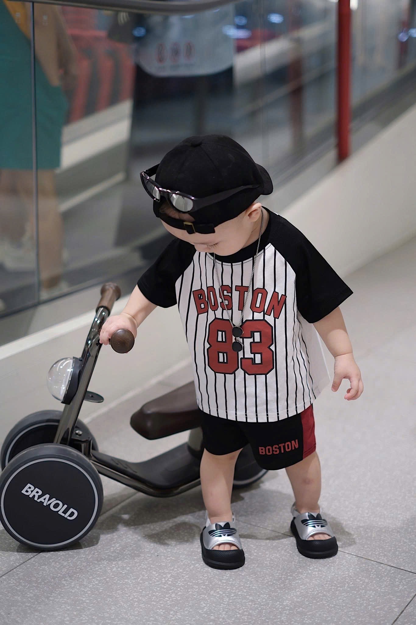 T751 - BỘ ĐÙI BÉ TRAI TRẮNG SỌC PHỐI TAY ĐEN BOSTON 83