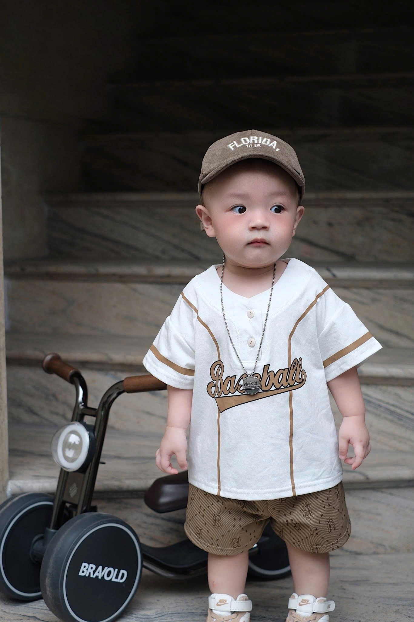 T745 - BỘ ĐÙI BÉ TRAI CỔ CÚC TRẮNG PHỐI NÂU Baseball