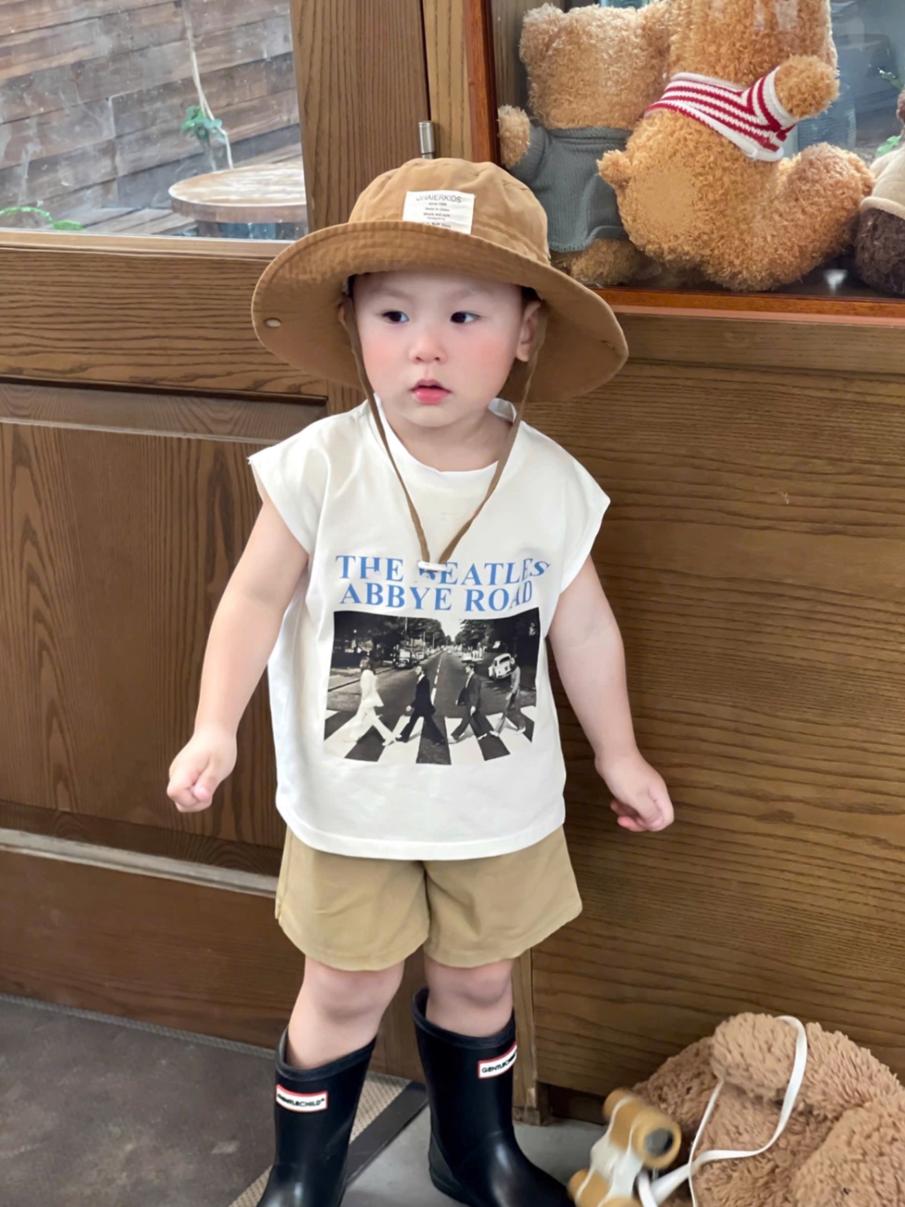T753 - BỘ ĐÙI BÉ TRAI ÁO TRẮNG SÁT NÁCH BEATLES QUẦN KAKI
