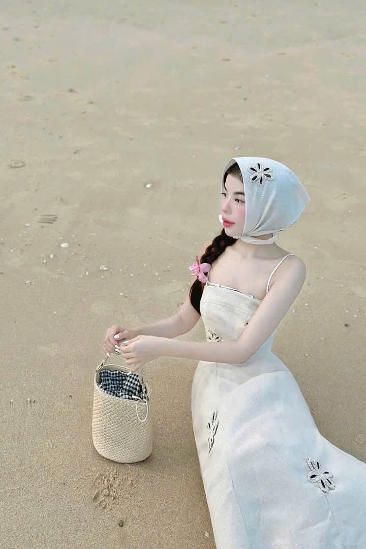 V476 - VÁY BE 2S CÚP NGỰC THÊU HOA NỔI