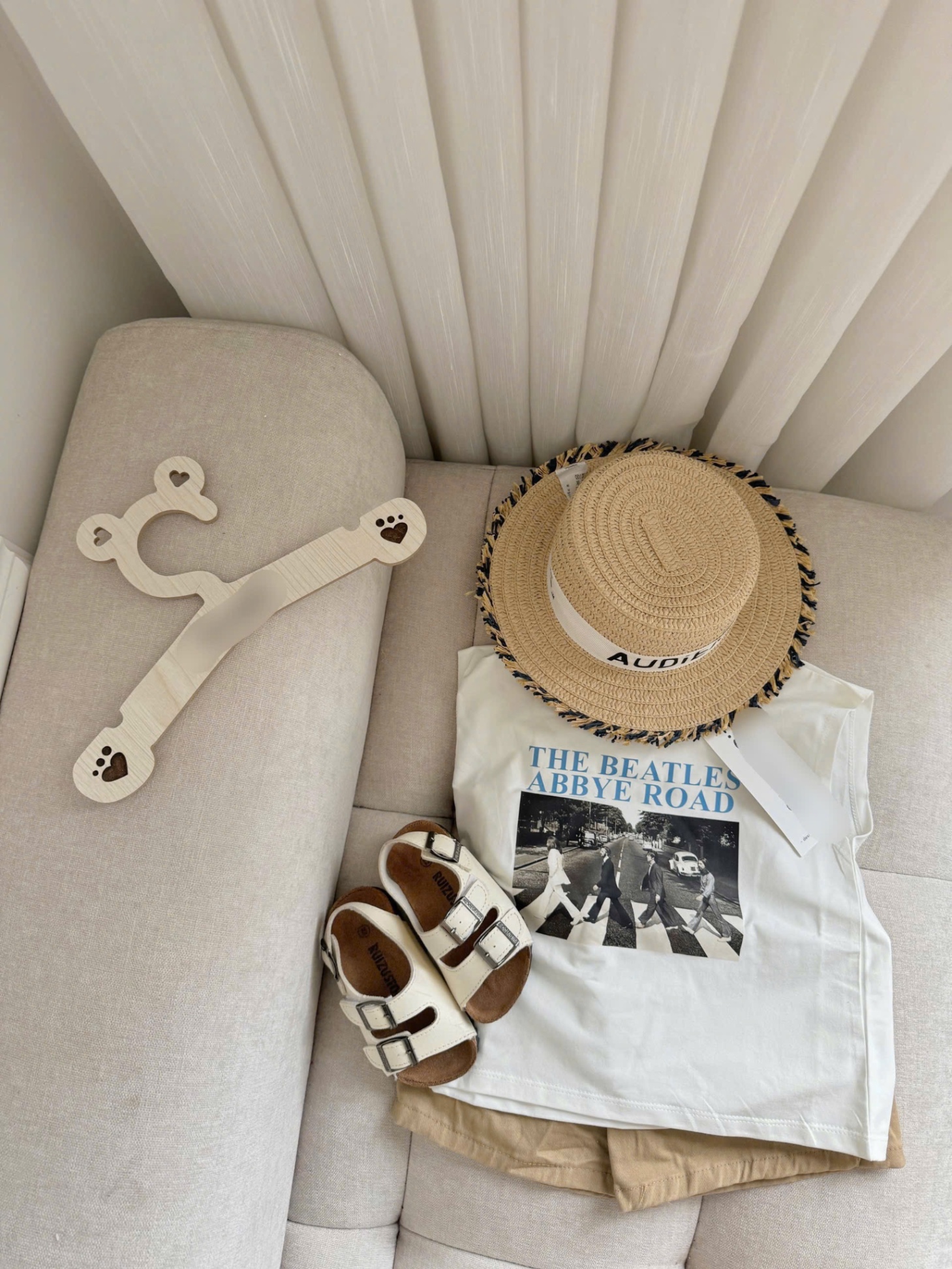 T753 - BỘ ĐÙI BÉ TRAI ÁO TRẮNG SÁT NÁCH BEATLES QUẦN KAKI