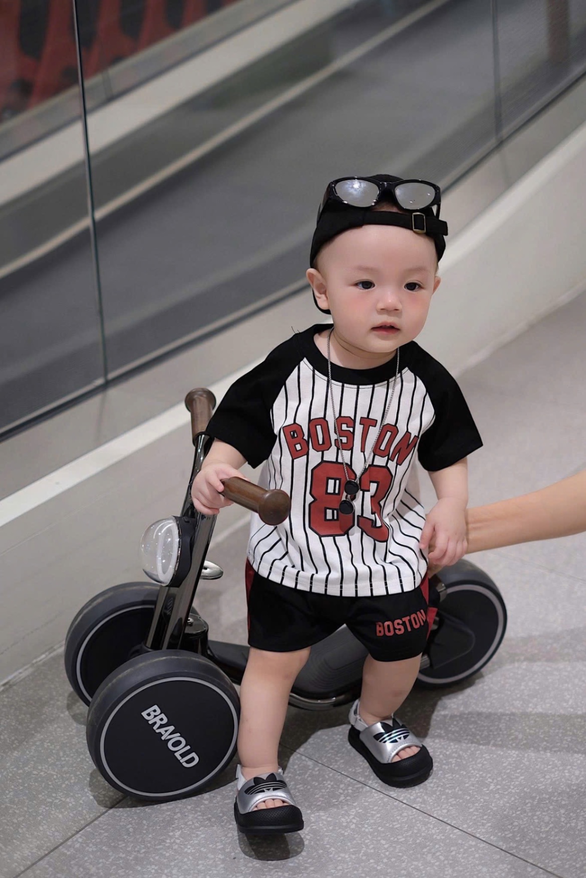 T751 - BỘ ĐÙI BÉ TRAI TRẮNG SỌC PHỐI TAY ĐEN BOSTON 83