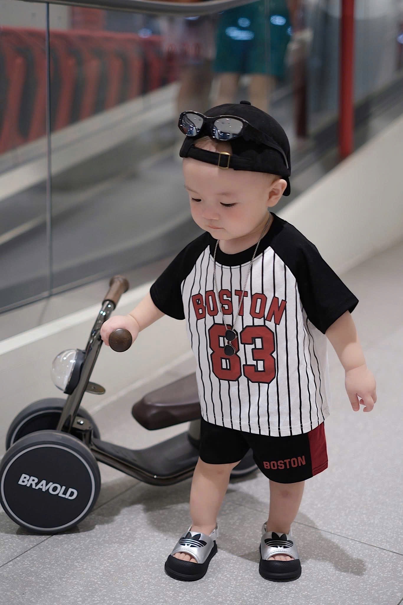T751 - BỘ ĐÙI BÉ TRAI TRẮNG SỌC PHỐI TAY ĐEN BOSTON 83