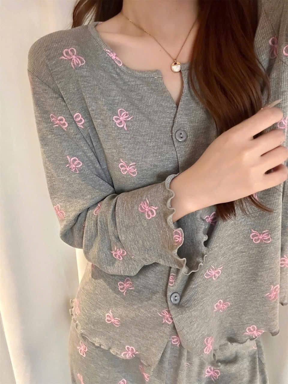 (Hàng chờ) S097 - BỘ LEN TĂM XÁM NƠ HỒNG DÀI TAY CÀI CÚC