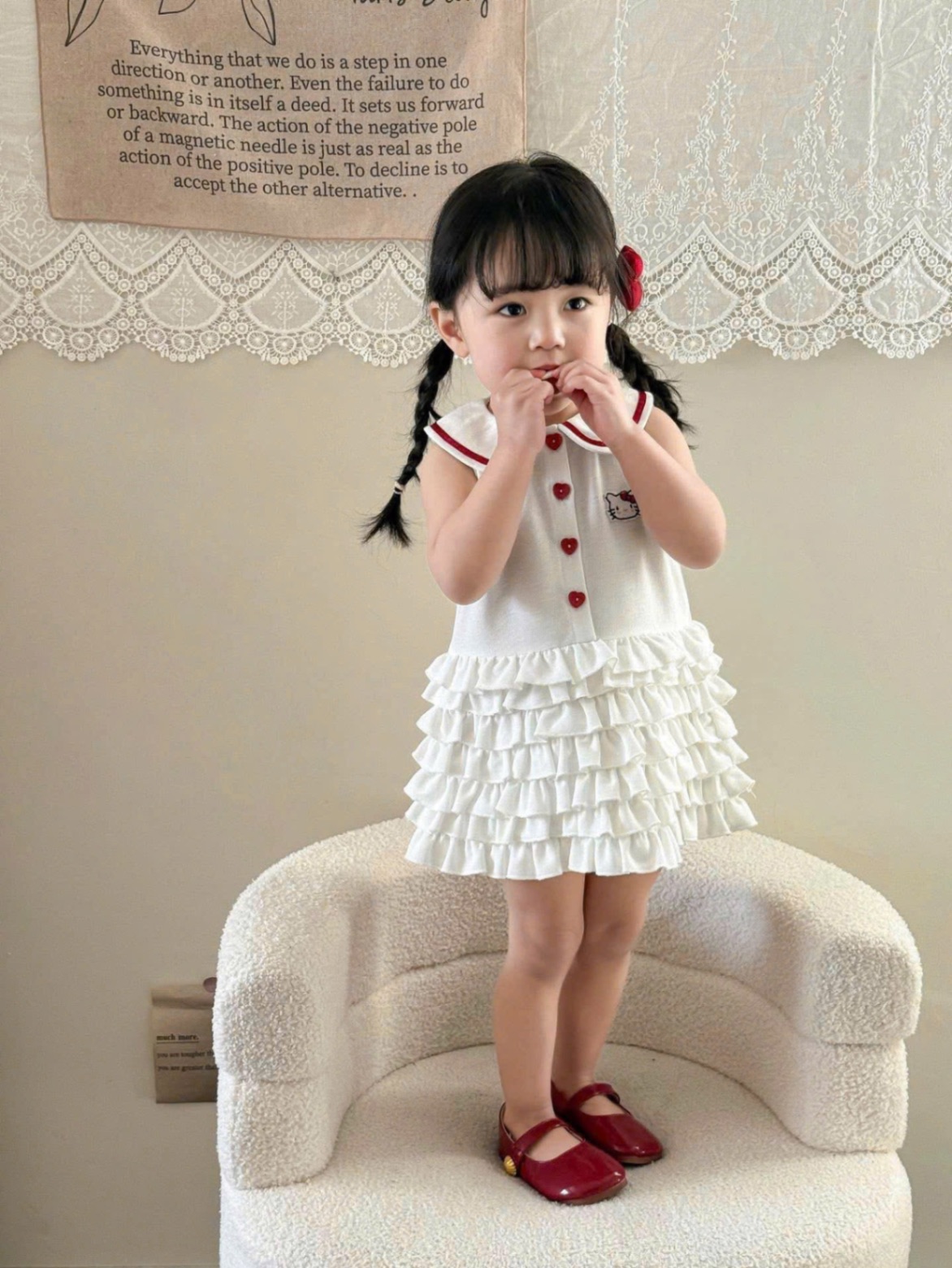 VB548 - VÁY BÉ GÁI TRẮNG KITTY CỔ SEN VIỀN ĐỎ XẾP TẦNG