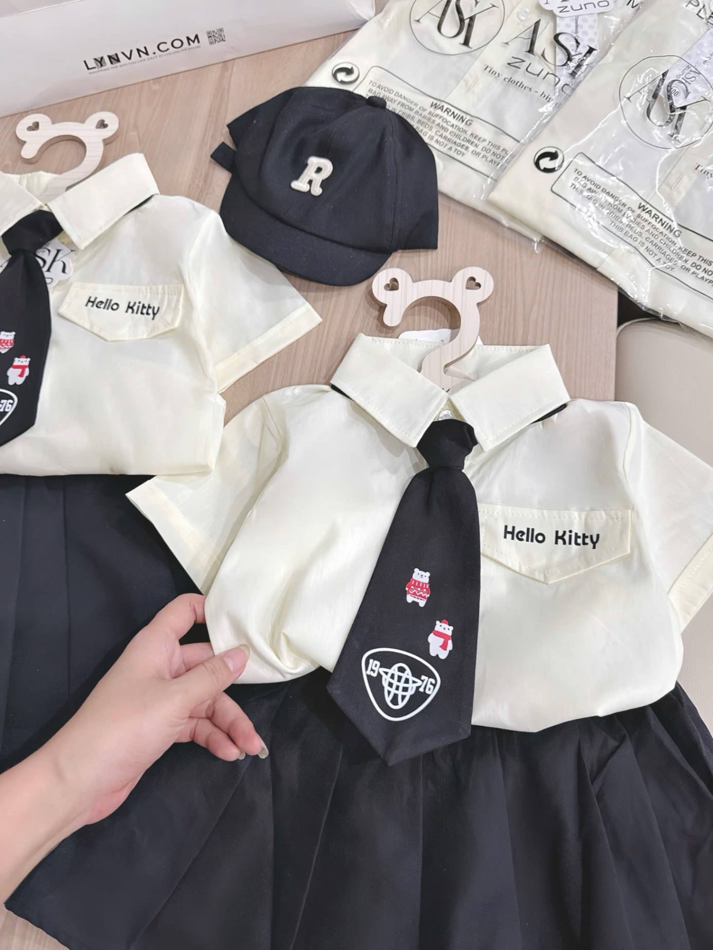G652 - SET BÉ GÁI ÁO TRẮNG KITTY CÀ VẠT CVAY ĐEN