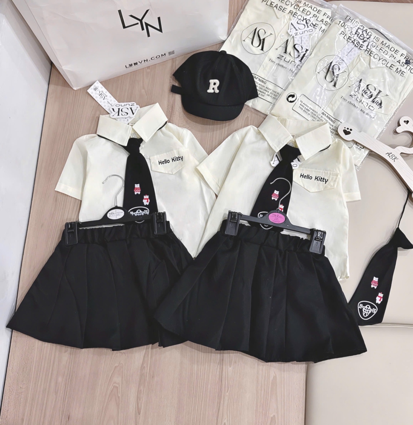 G652 - SET BÉ GÁI ÁO TRẮNG KITTY CÀ VẠT CVAY ĐEN