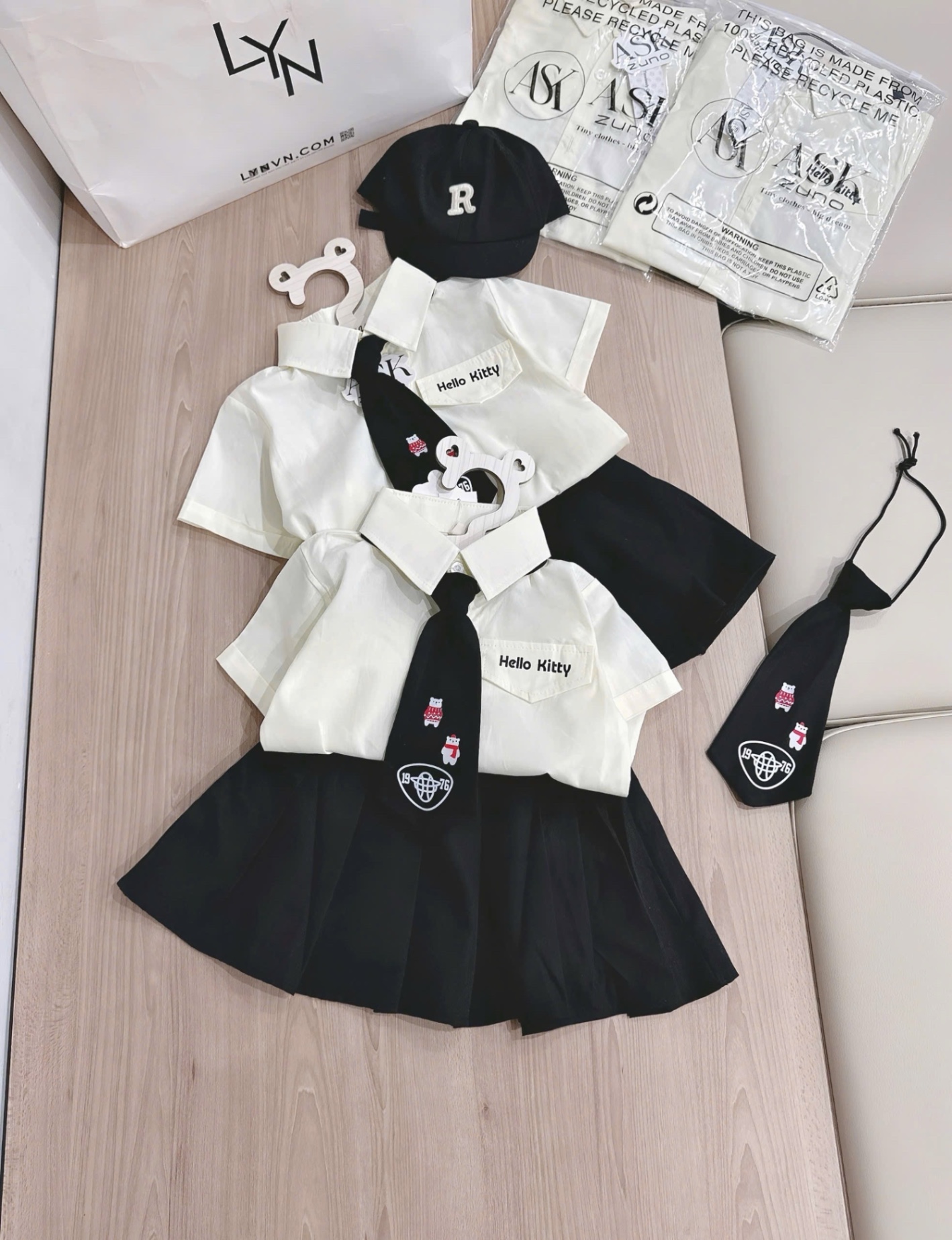 G652 - SET BÉ GÁI ÁO TRẮNG KITTY CÀ VẠT CVAY ĐEN