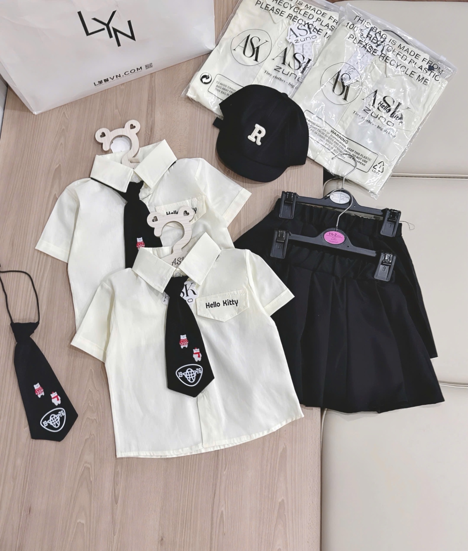 G652 - SET BÉ GÁI ÁO TRẮNG KITTY CÀ VẠT CVAY ĐEN