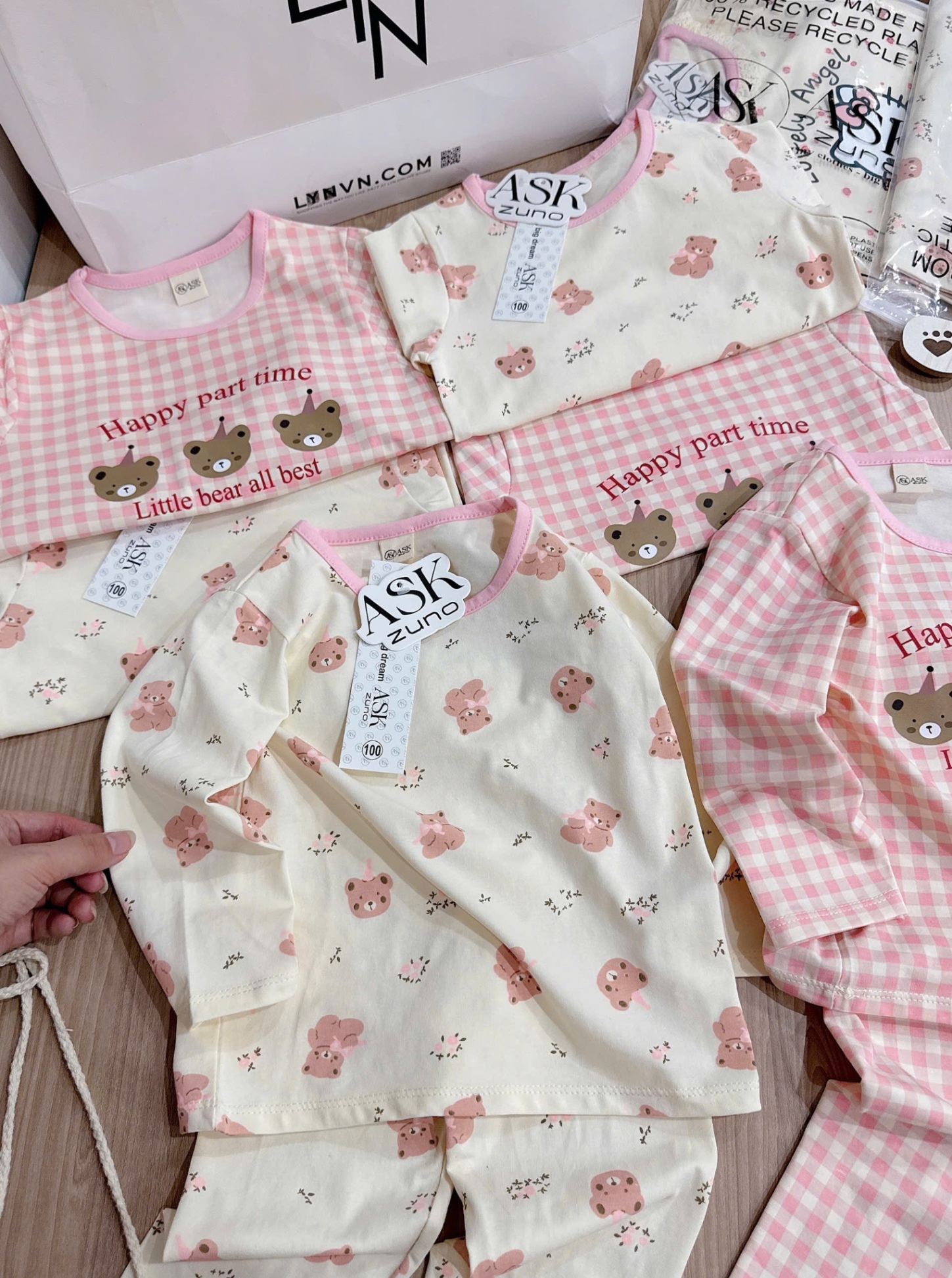 G655 - SET 2 BỘ BÉ GÁI DÀI TAY GẤU Happy be hồng kẻ