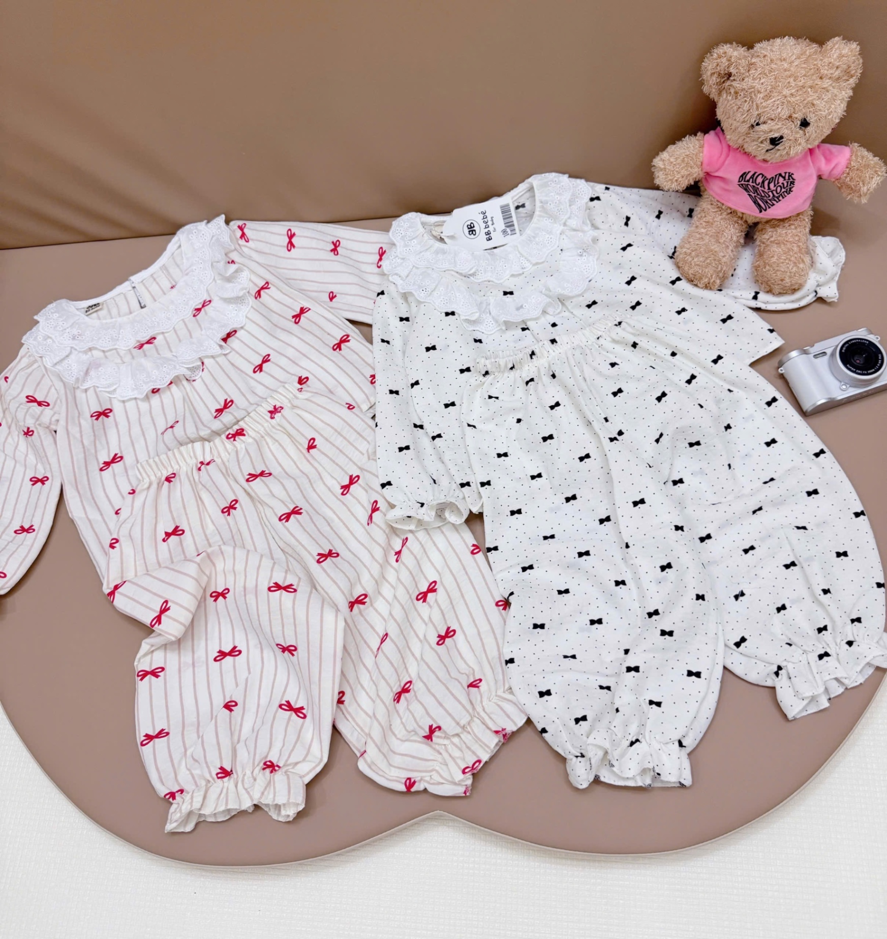 G654 - SET 2 BỘ ĐŨI BÉ GÁI DÀI TAY CỔ REN HÌNH NƠ