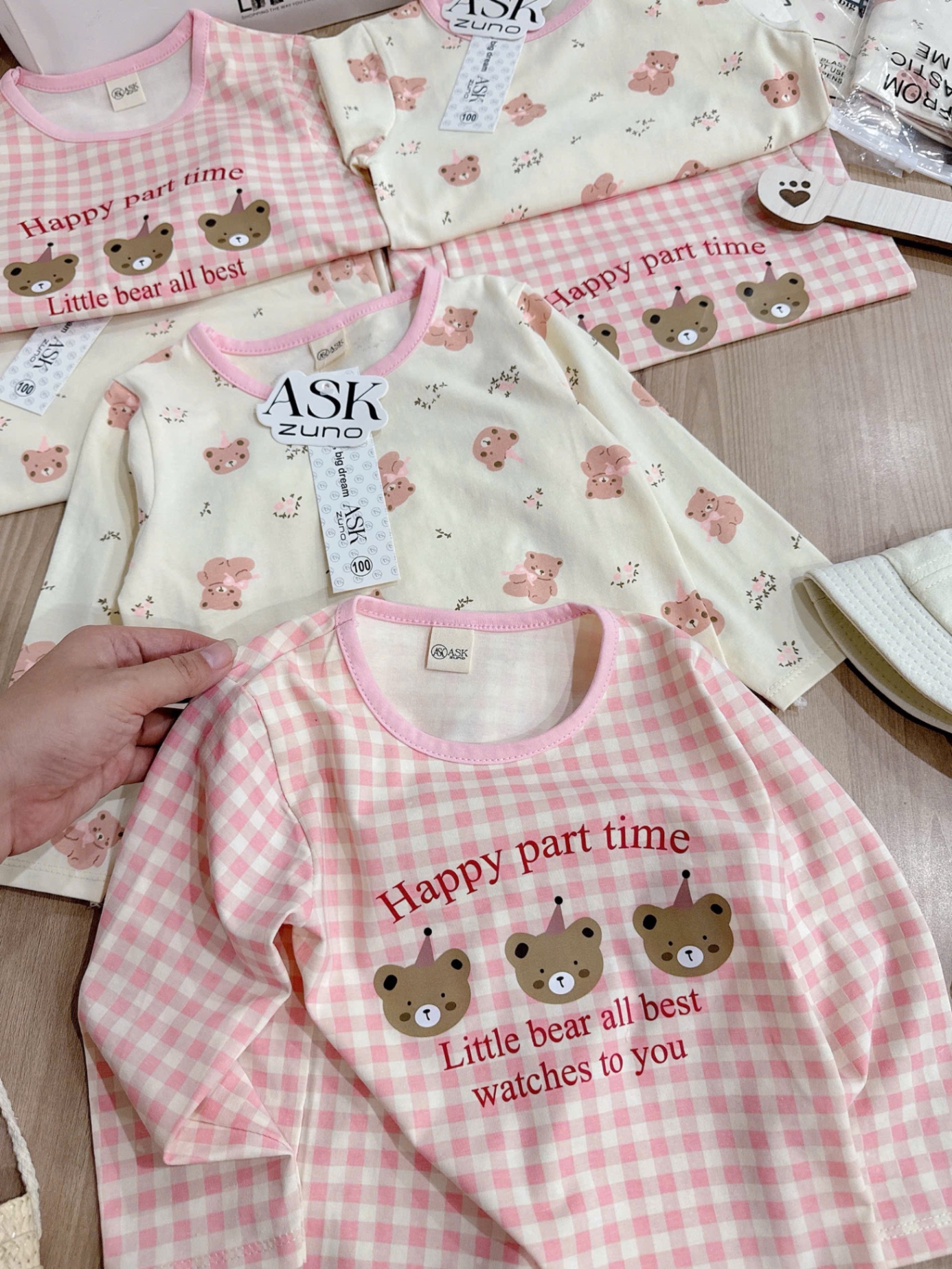 G655 - SET 2 BỘ BÉ GÁI DÀI TAY GẤU Happy be hồng kẻ