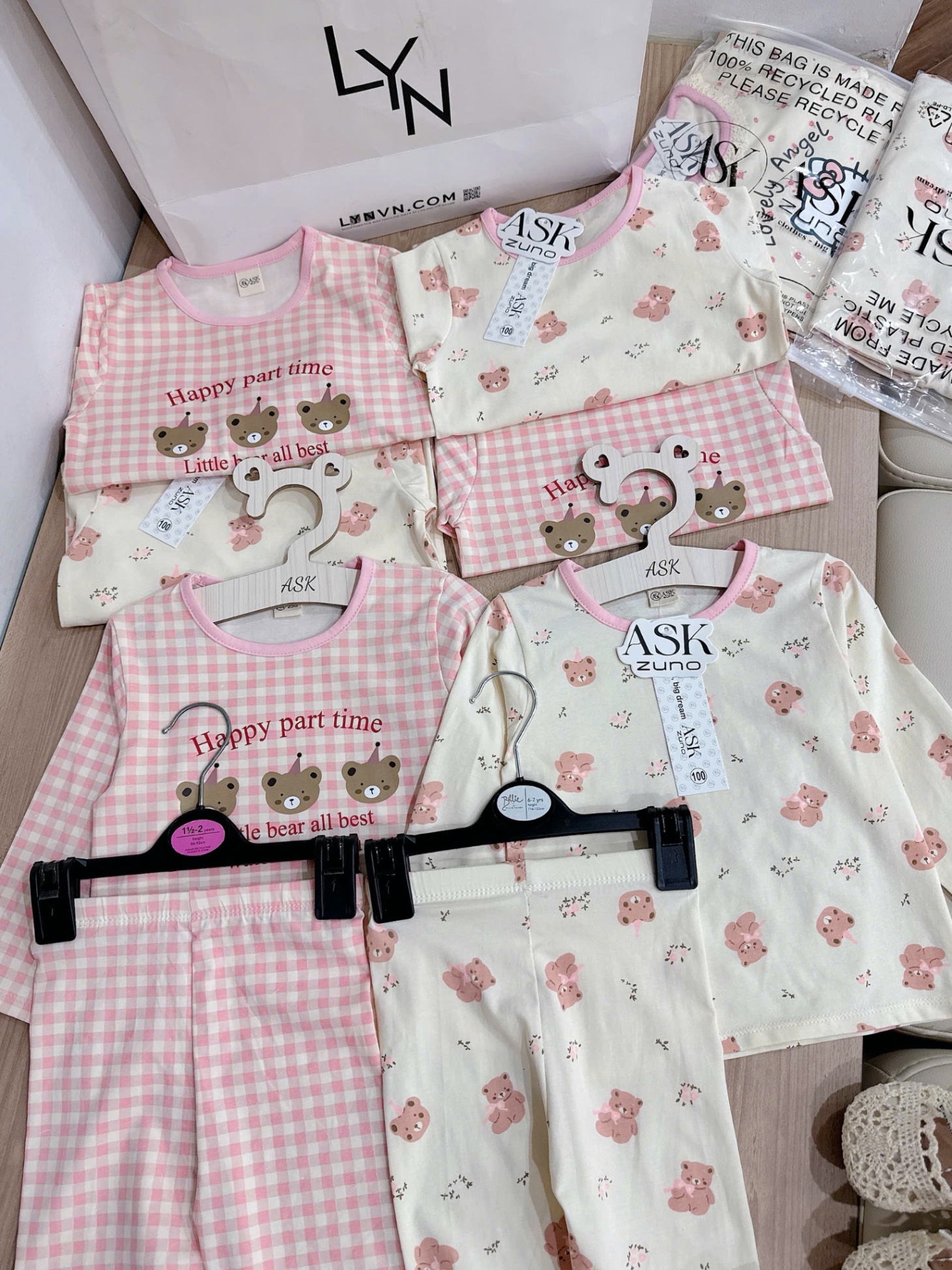 G655 - SET 2 BỘ BÉ GÁI DÀI TAY GẤU Happy be hồng kẻ