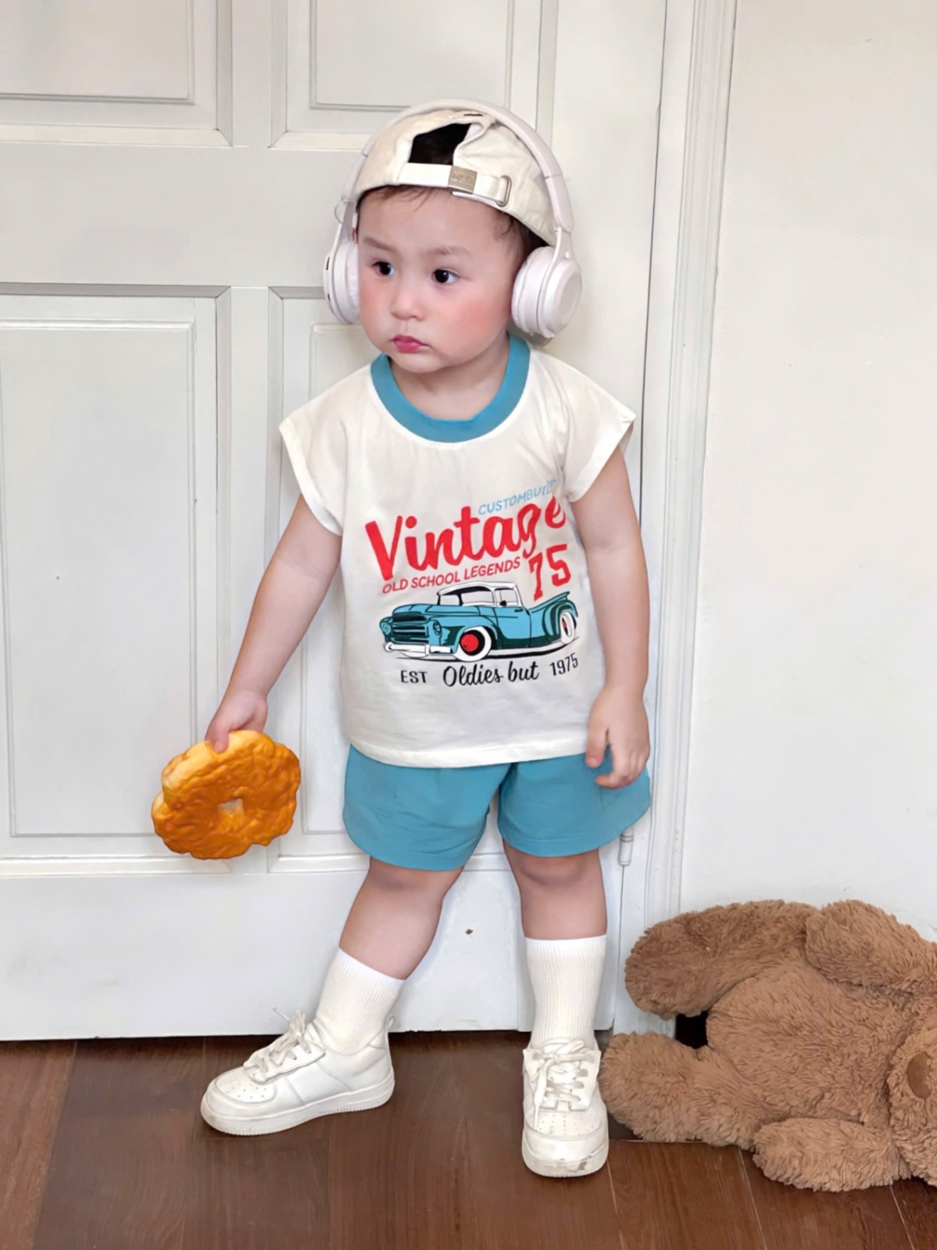 T765 - BỘ ĐÙI BÉ TRAI ÁO BA LỖ TRẮNG Vintage 75 QUẦN XANH