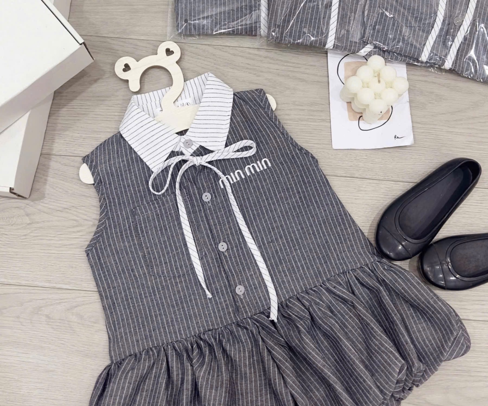 VB550 - VÁY BÉ GÁI BÍ BỒNG KẺ XÁM CỔ TRẮNG NƠ minmin
