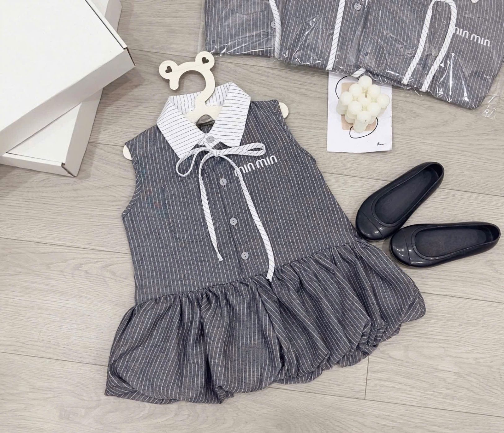 VB550 - VÁY BÉ GÁI BÍ BỒNG KẺ XÁM CỔ TRẮNG NƠ minmin