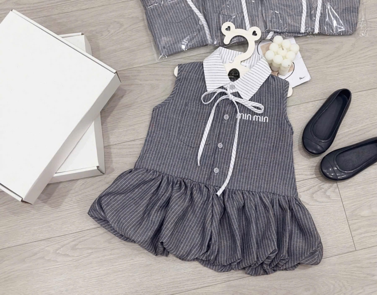 VB550 - VÁY BÉ GÁI BÍ BỒNG KẺ XÁM CỔ TRẮNG NƠ minmin