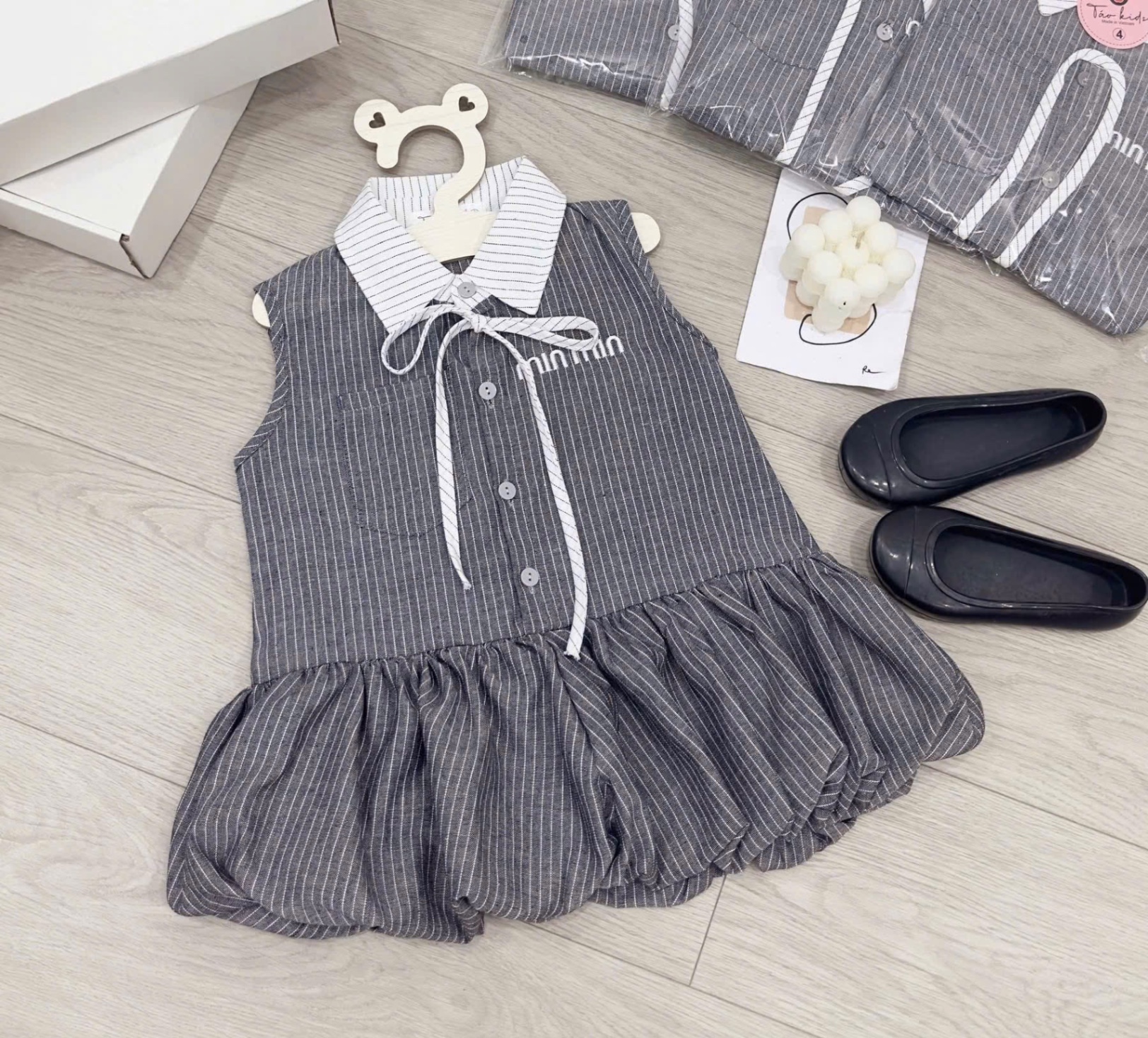 VB550 - VÁY BÉ GÁI BÍ BỒNG KẺ XÁM CỔ TRẮNG NƠ minmin