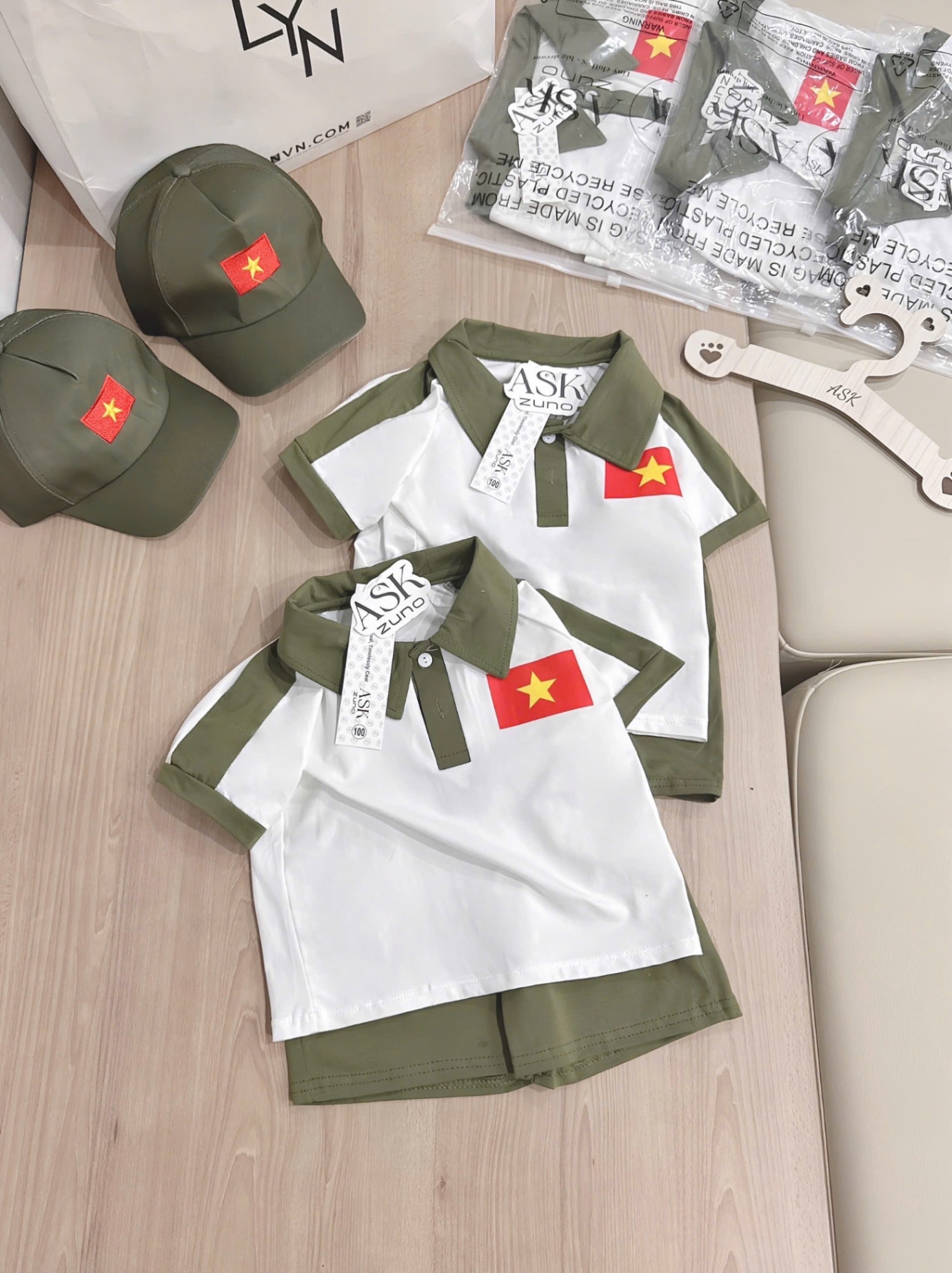T775 - BỘ ĐÙI BÉ TRAI ÁO POLO TRẮNG PHỐI RÊU BẢN ĐỒ KÈM MŨ
