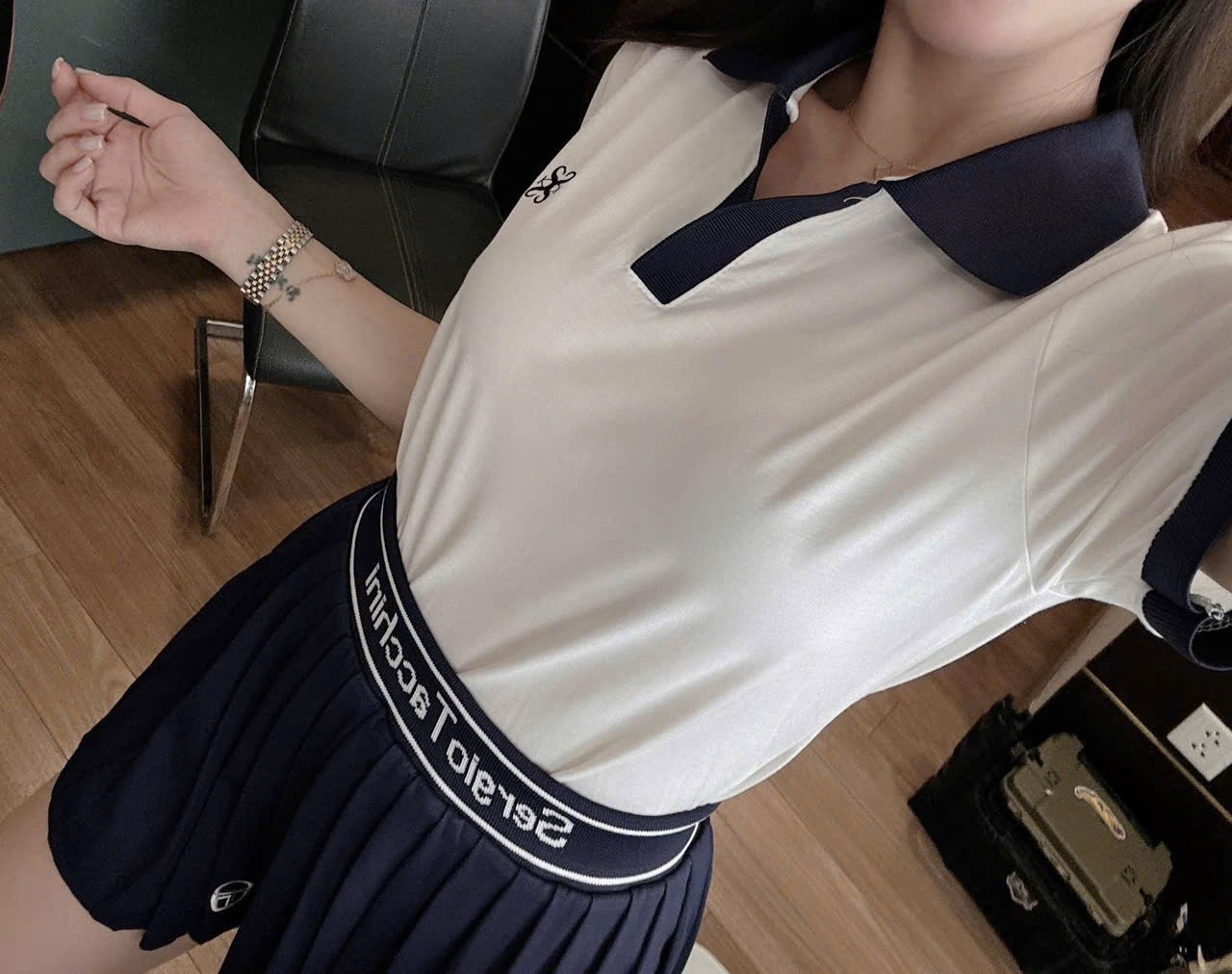 S109 - SET ÁO POLO TRẮNG CỔ THAN THÊU CVAY XẾP LI