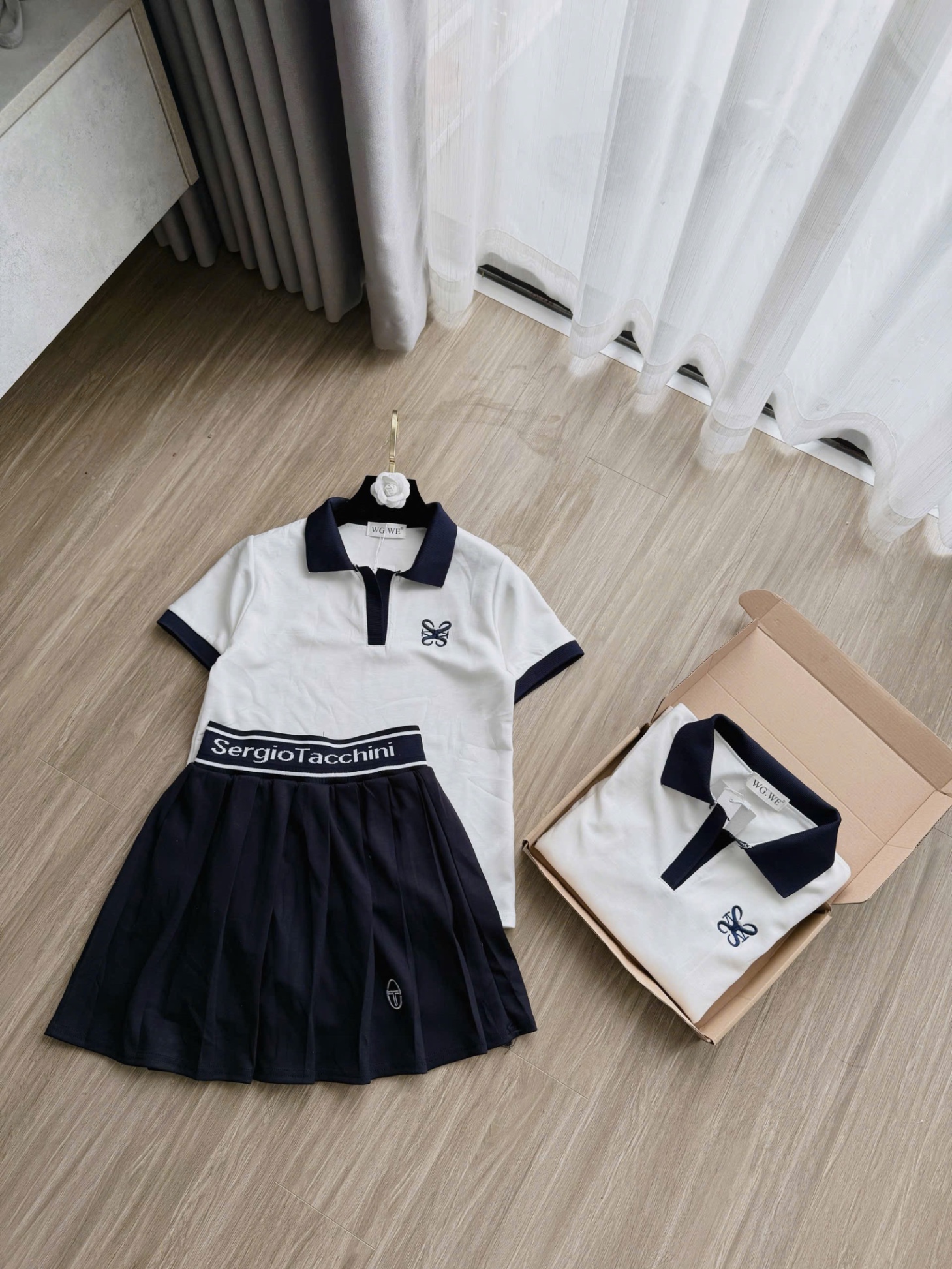 S109 - SET ÁO POLO TRẮNG CỔ THAN THÊU CVAY XẾP LI
